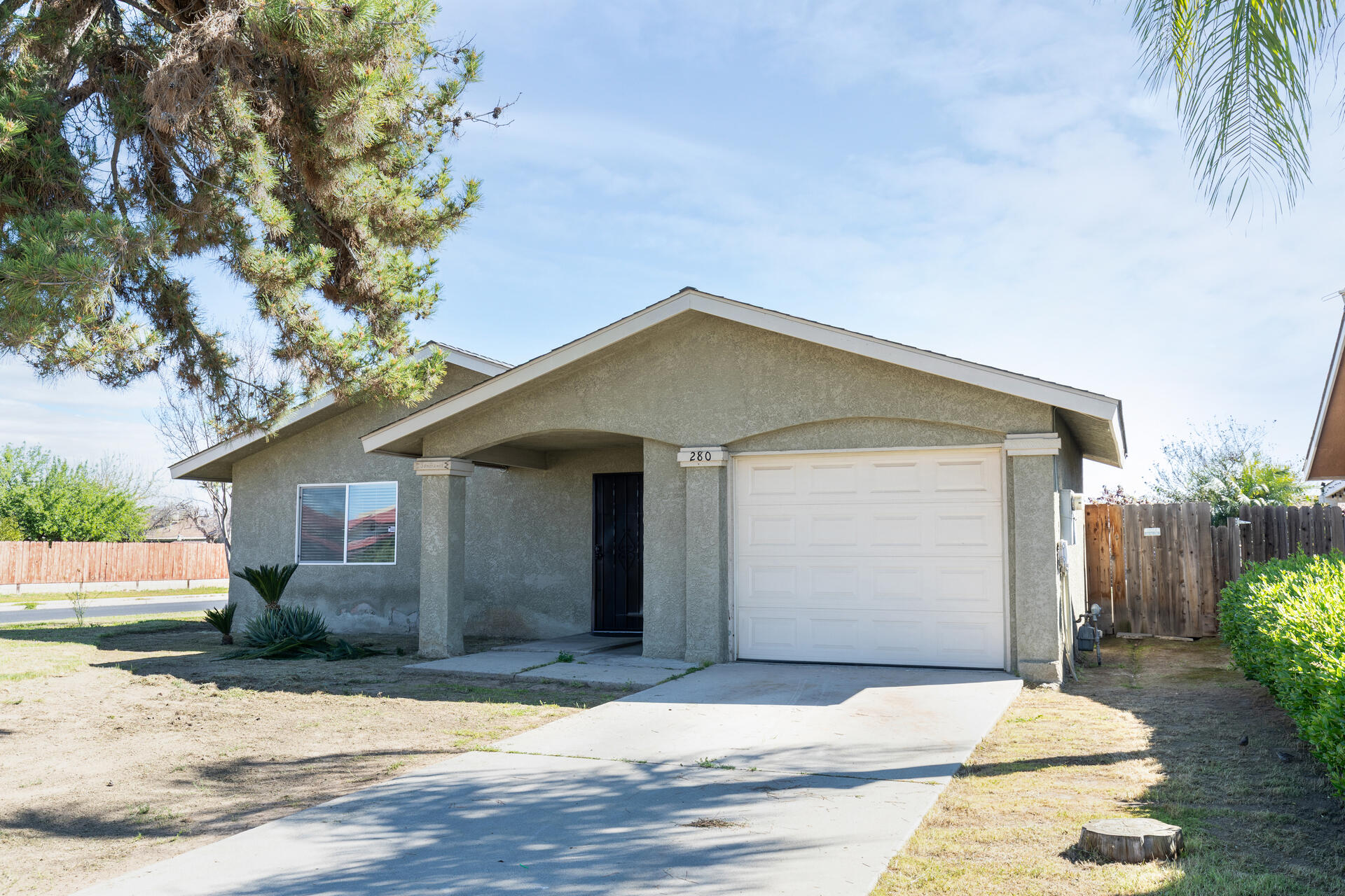 280 N Lillie Ave, Dinuba, CA 93618