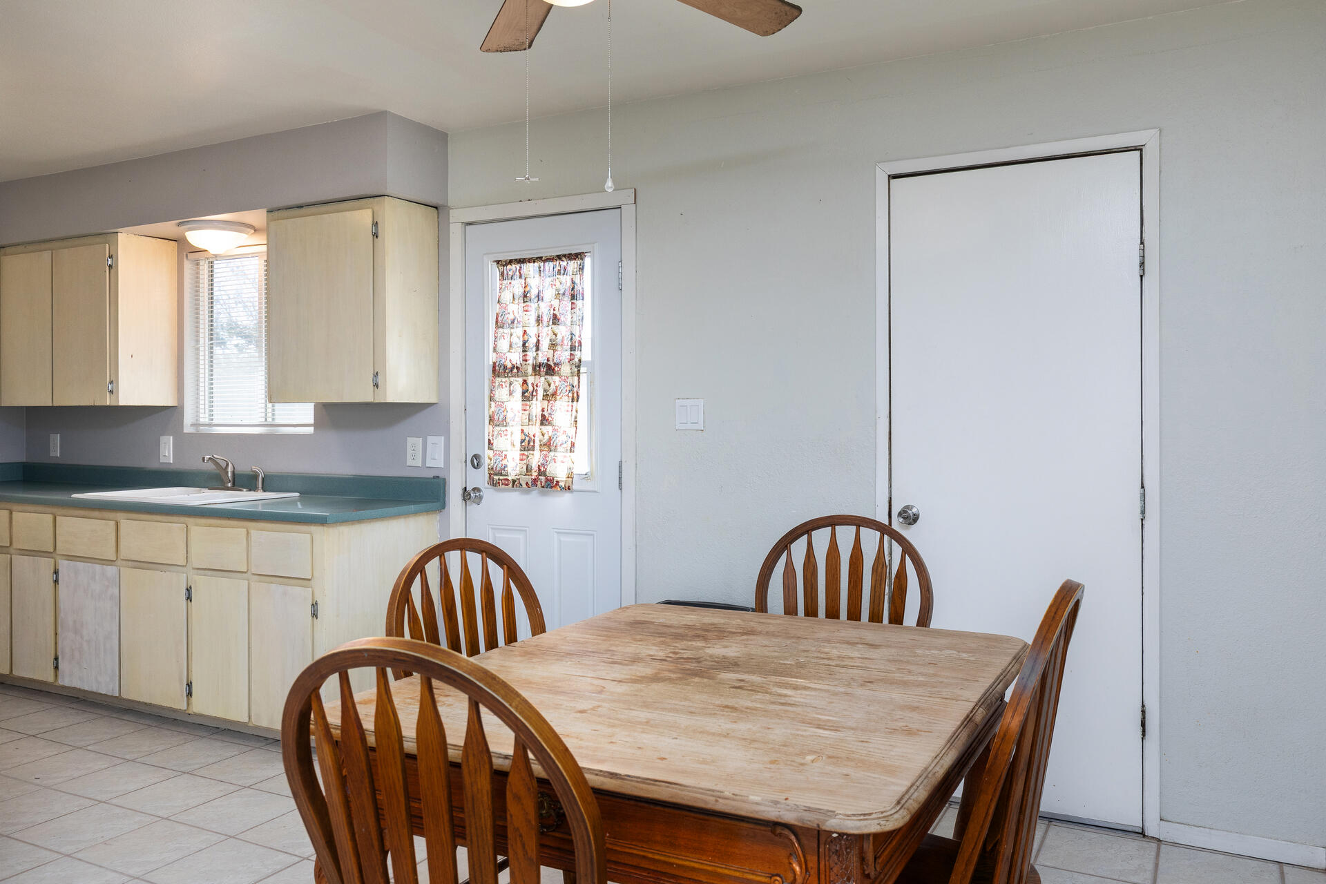 280 N Lillie Ave, Dinuba, CA 93618