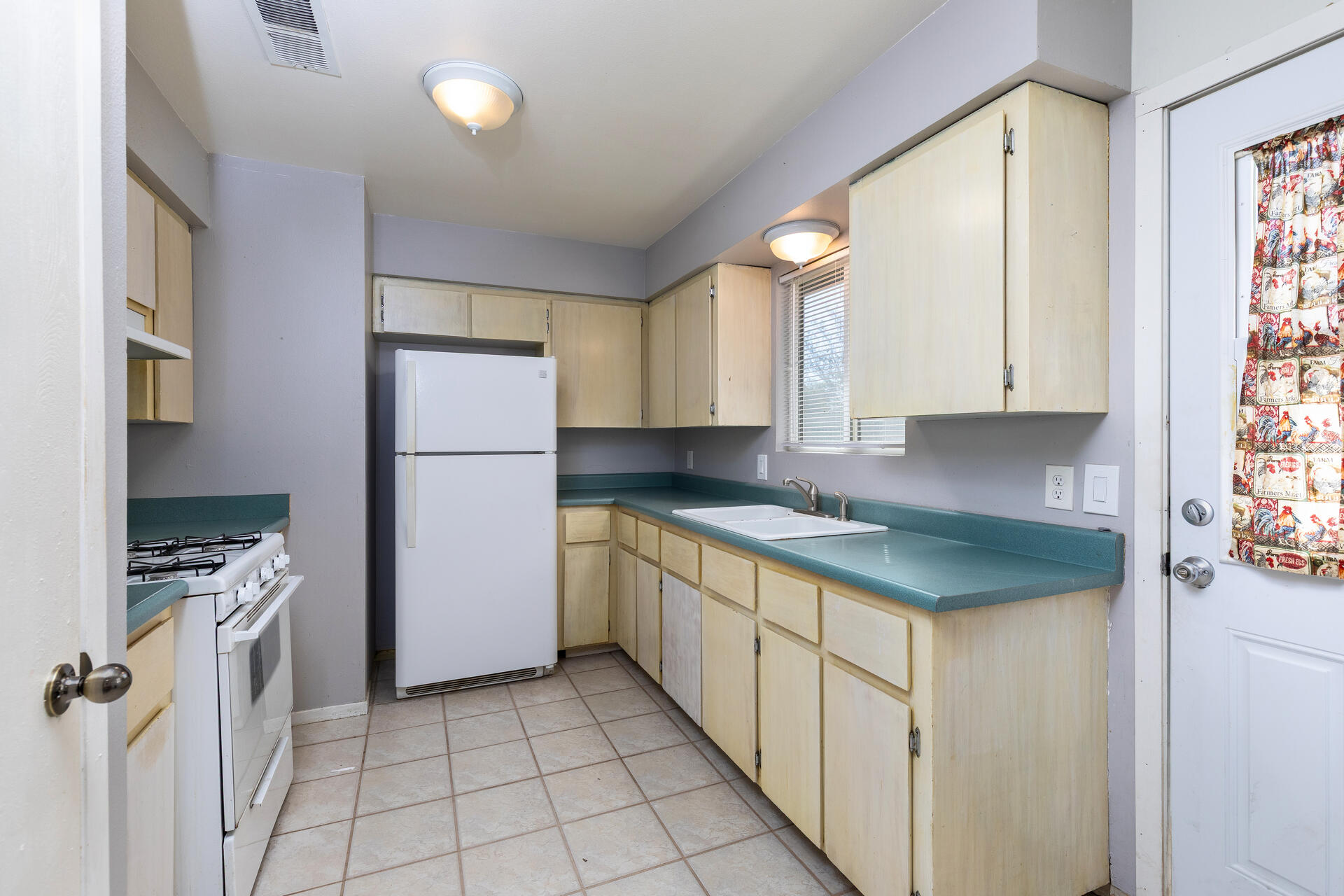 280 N Lillie Ave, Dinuba, CA 93618