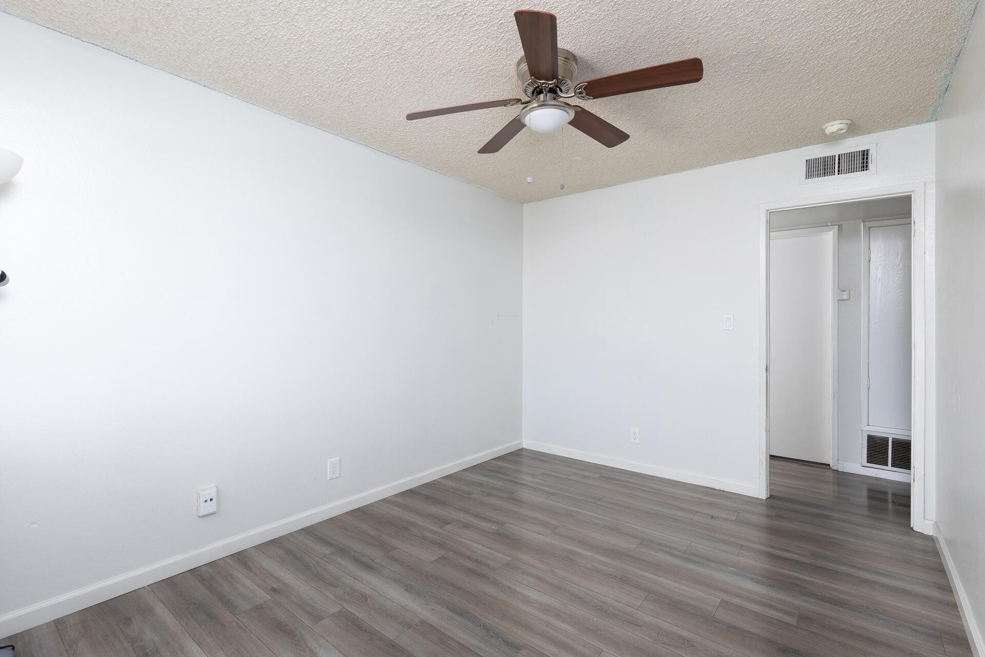 280 N Lillie Ave, Dinuba, CA 93618