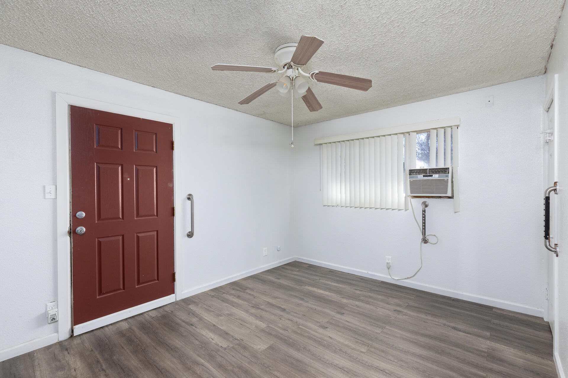 280 N Lillie Ave, Dinuba, CA 93618