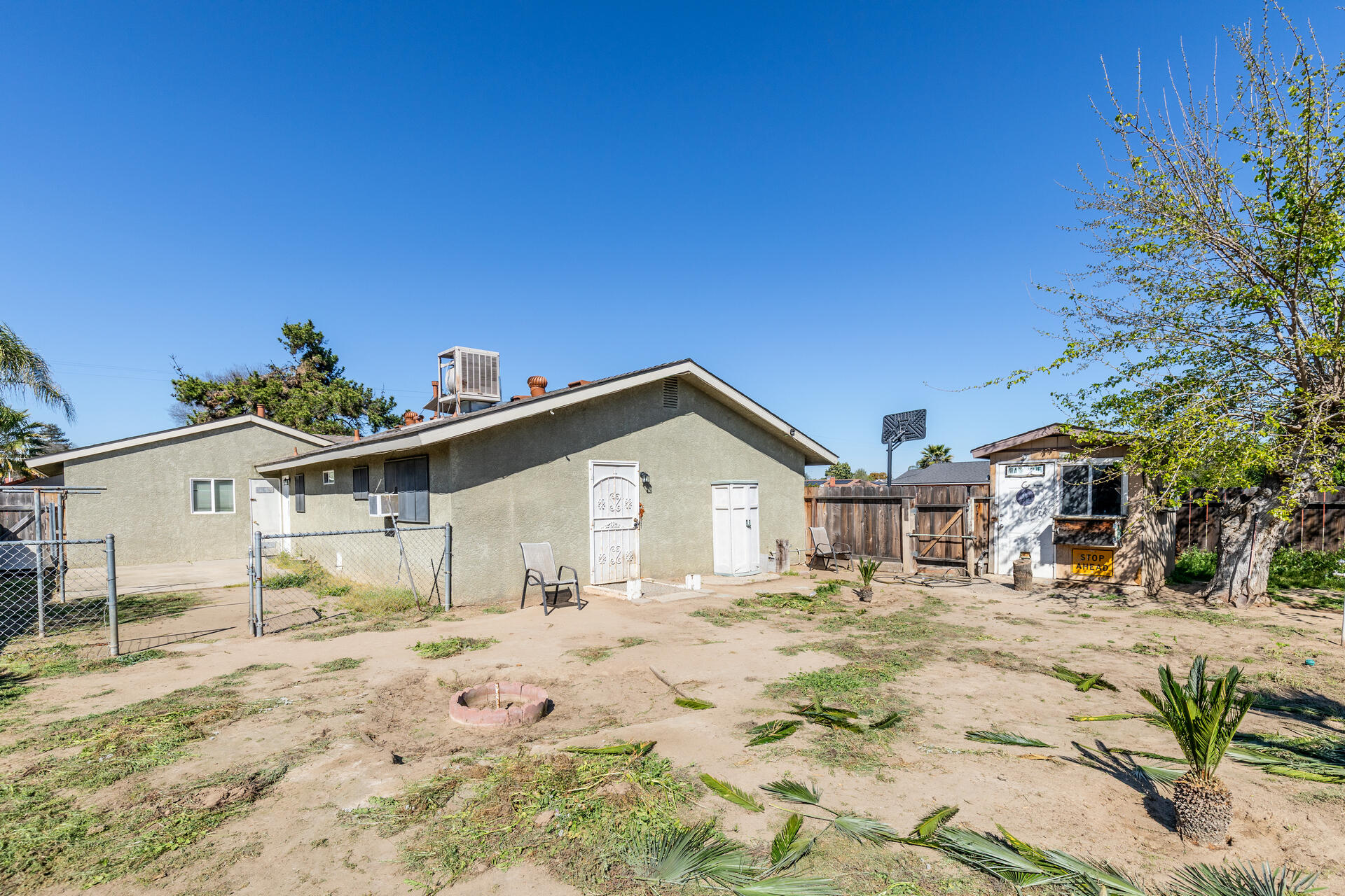 280 N Lillie Ave, Dinuba, CA 93618