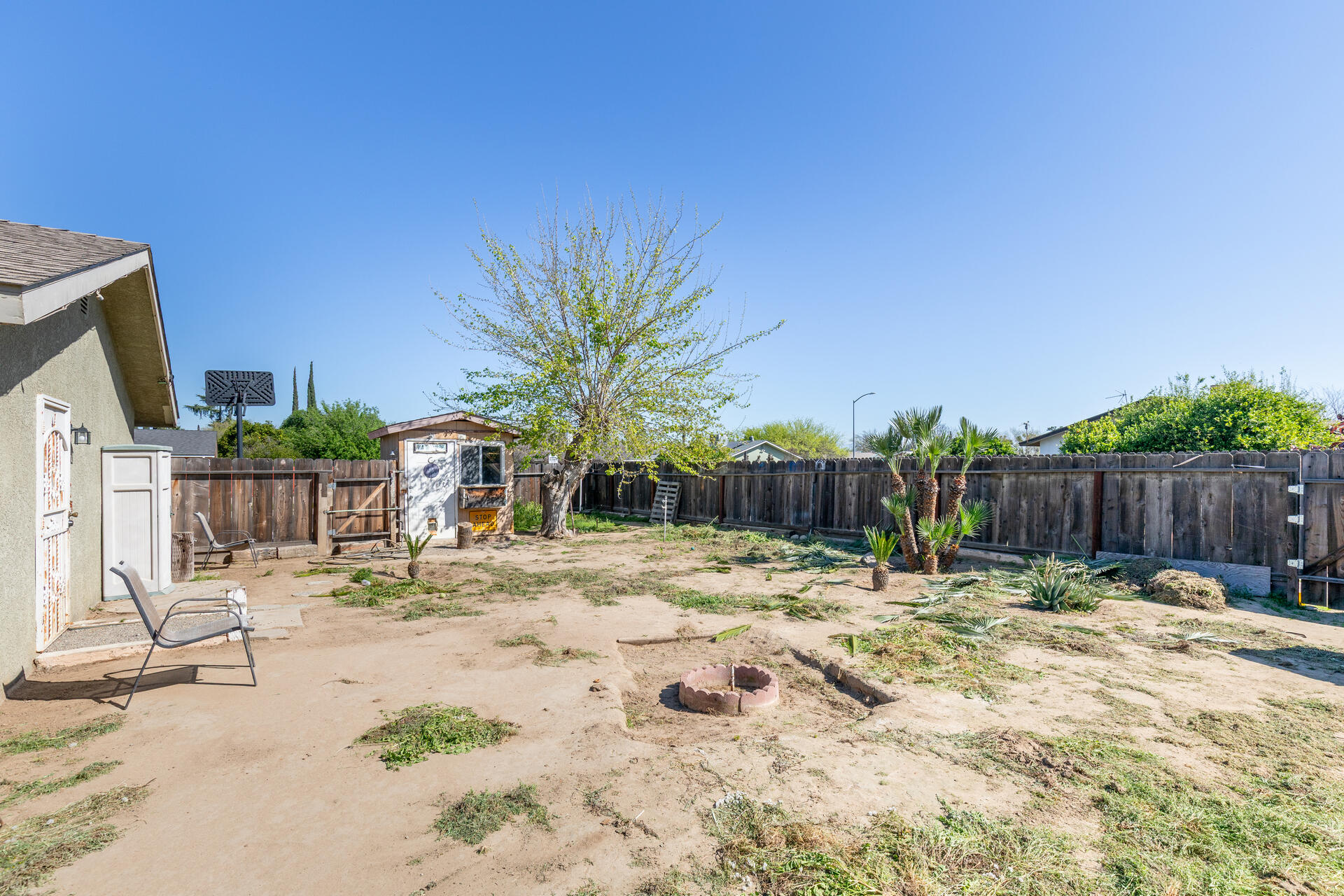 280 N Lillie Ave, Dinuba, CA 93618
