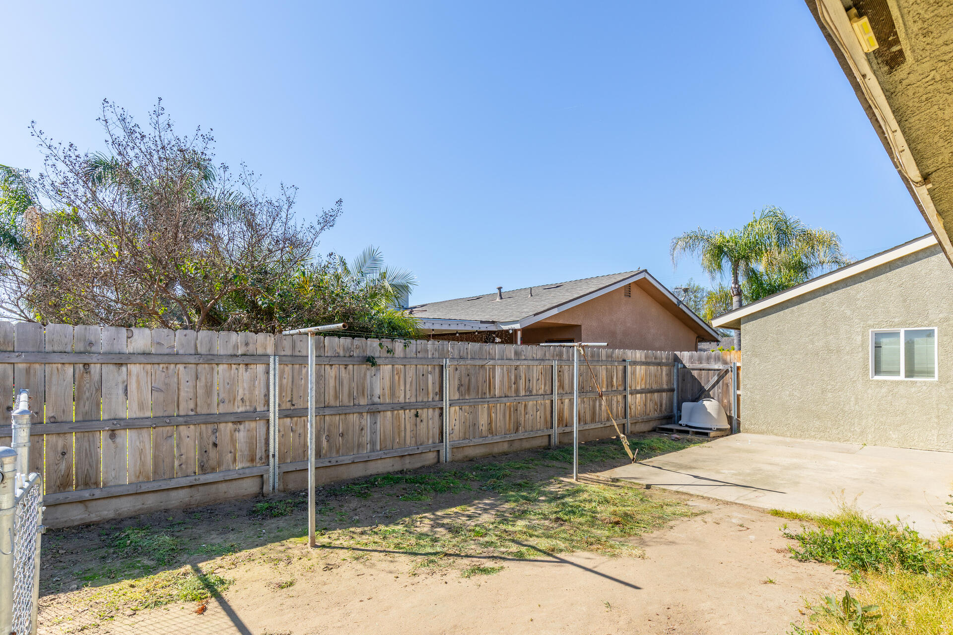 280 N Lillie Ave, Dinuba, CA 93618