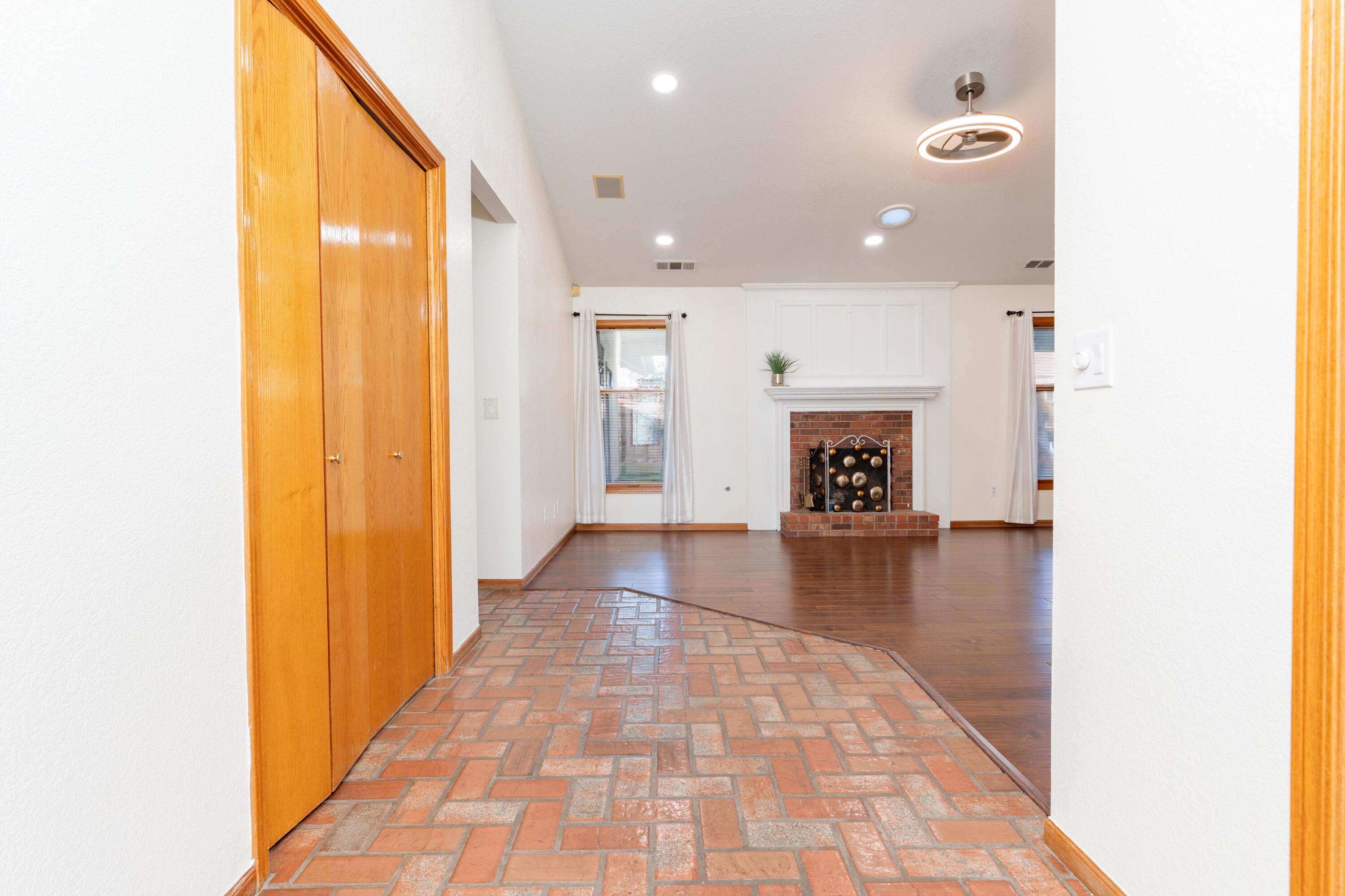 2054 Irving Cir, Tulare, CA 93274