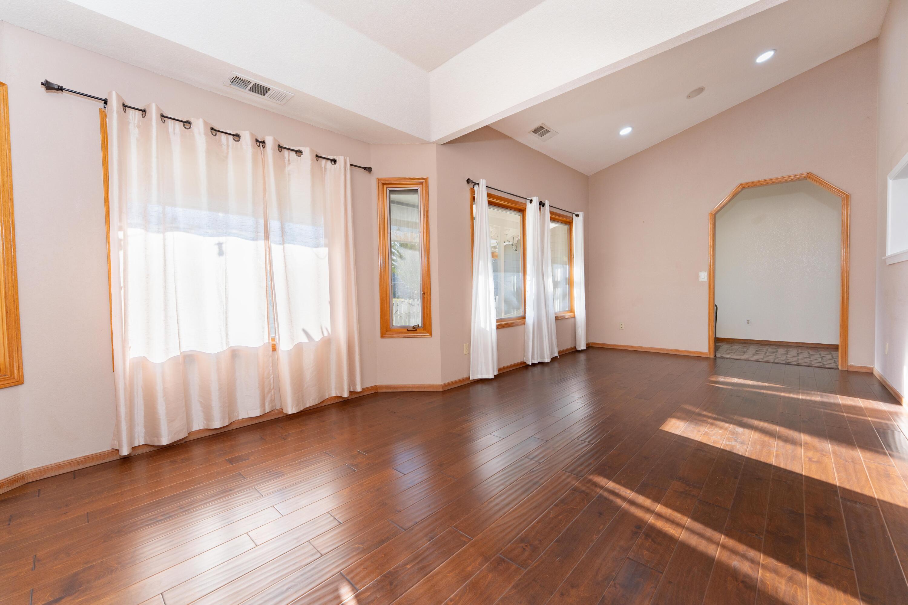 2054 Irving Cir, Tulare, CA 93274