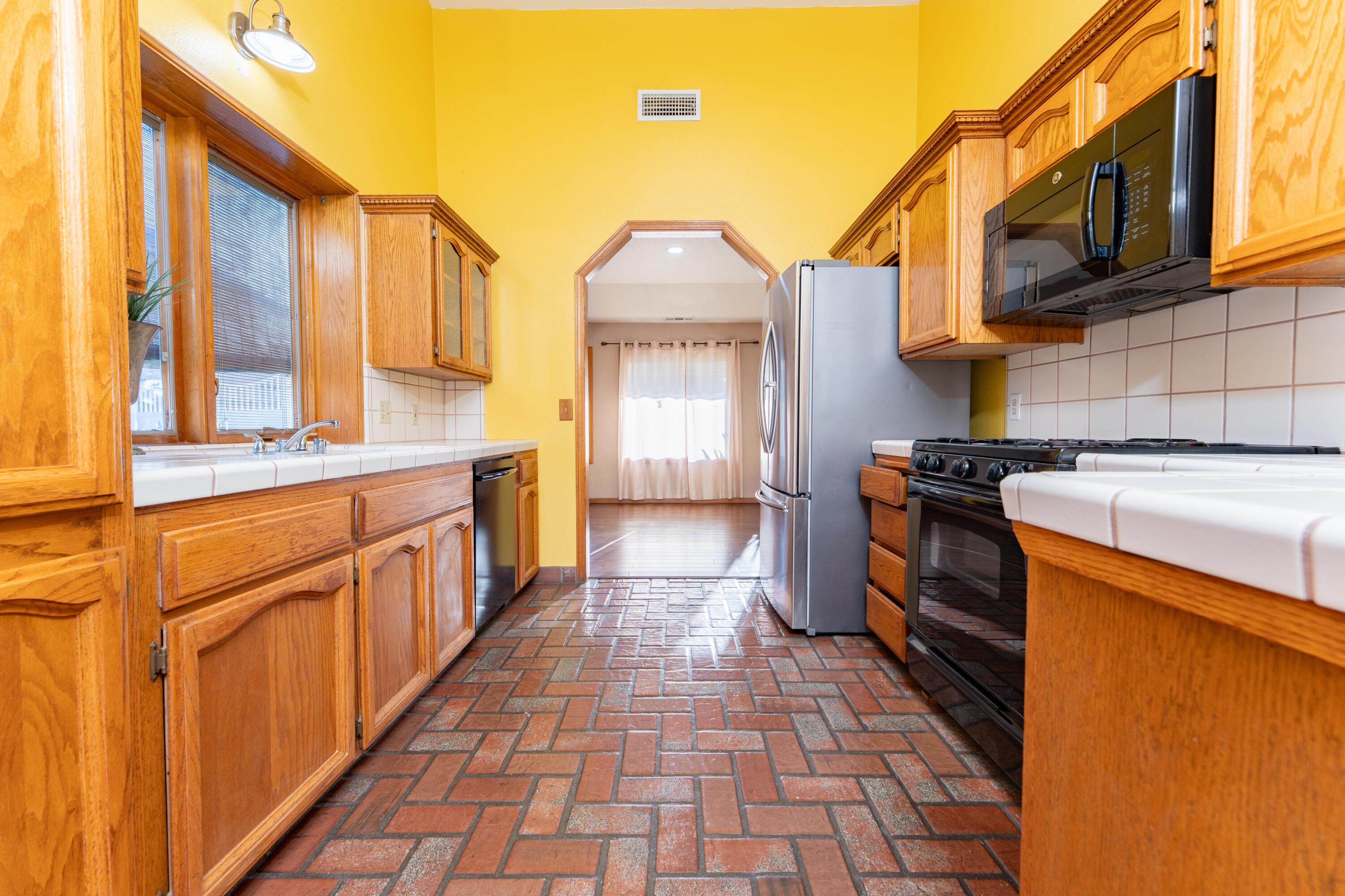 2054 Irving Cir, Tulare, CA 93274