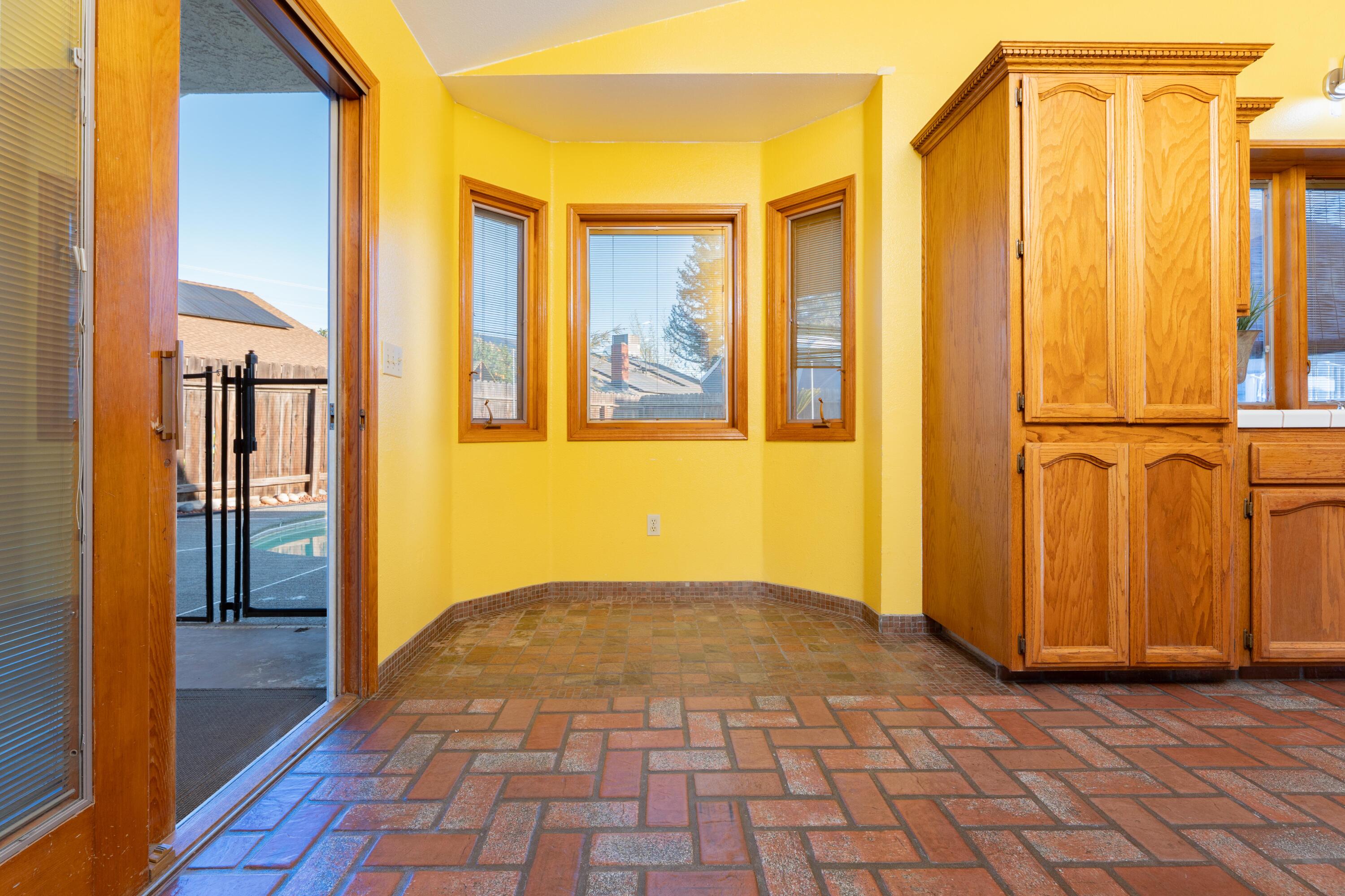 2054 Irving Cir, Tulare, CA 93274