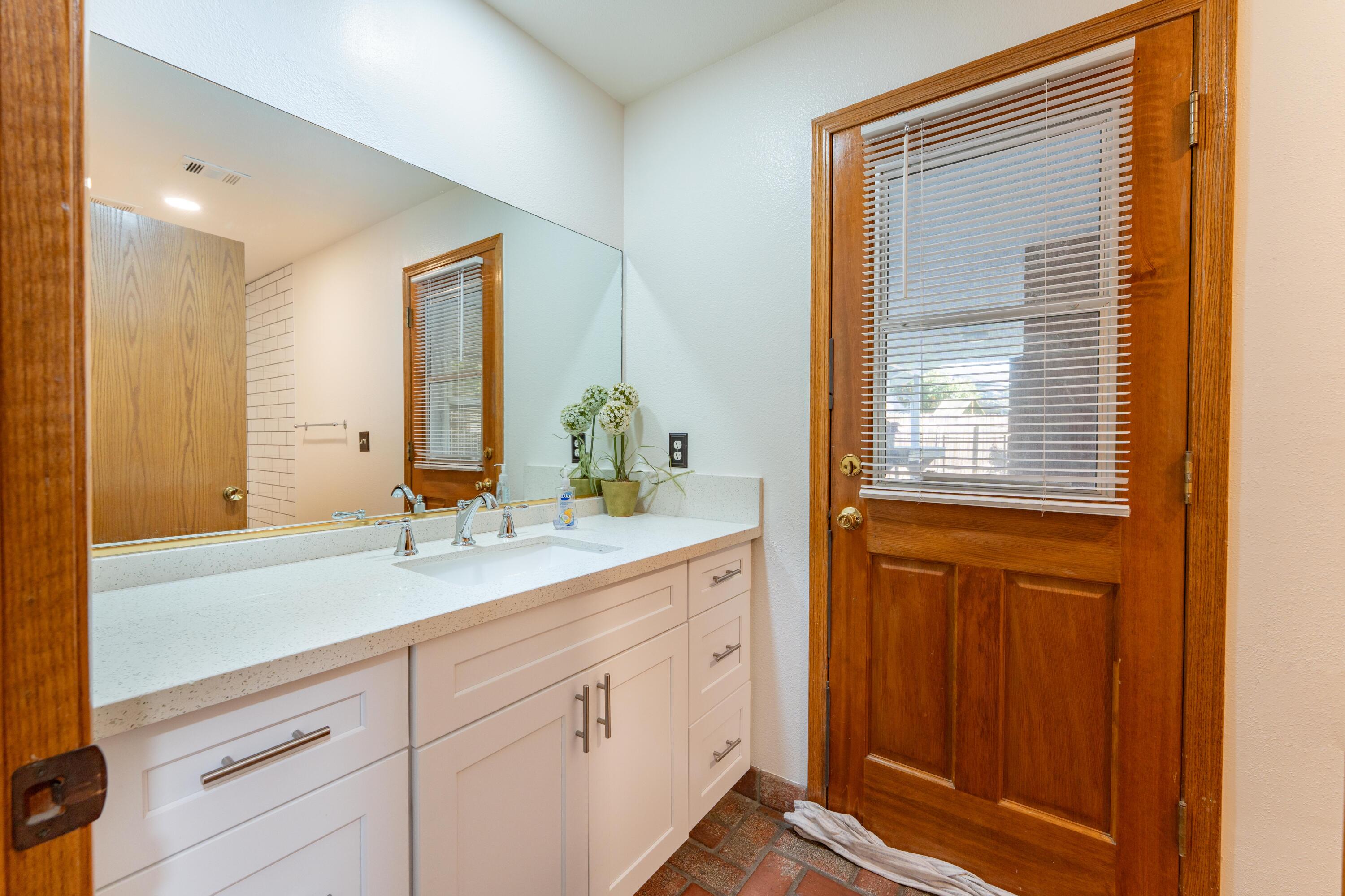 2054 Irving Cir, Tulare, CA 93274