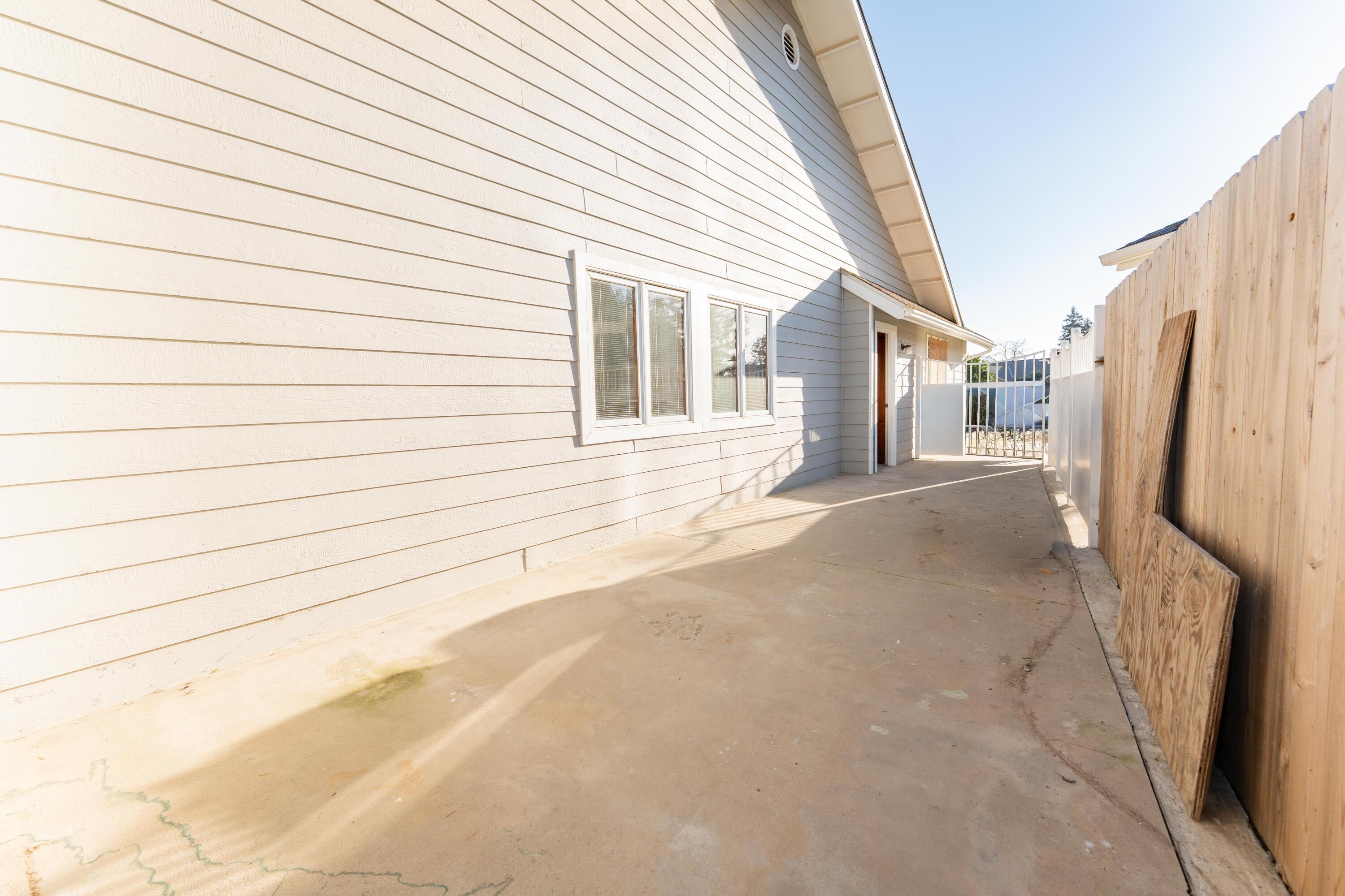 2054 Irving Cir, Tulare, CA 93274
