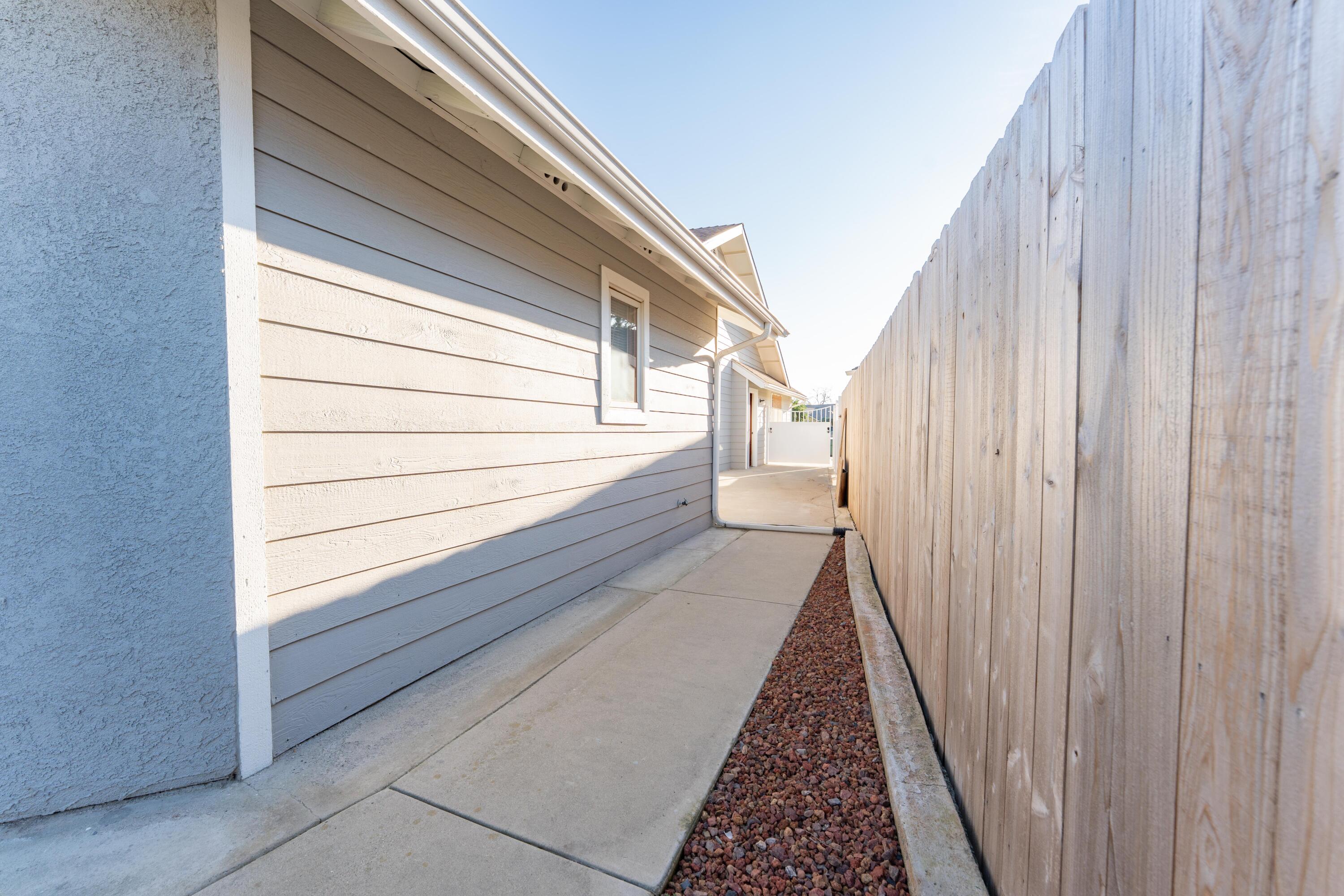 2054 Irving Cir, Tulare, CA 93274