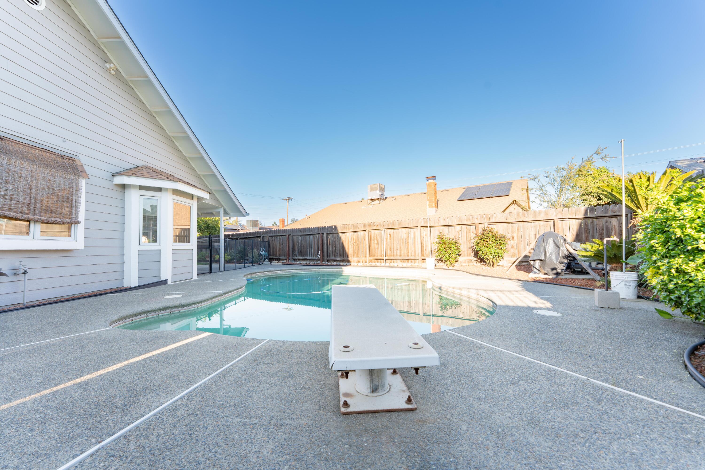 2054 Irving Cir, Tulare, CA 93274