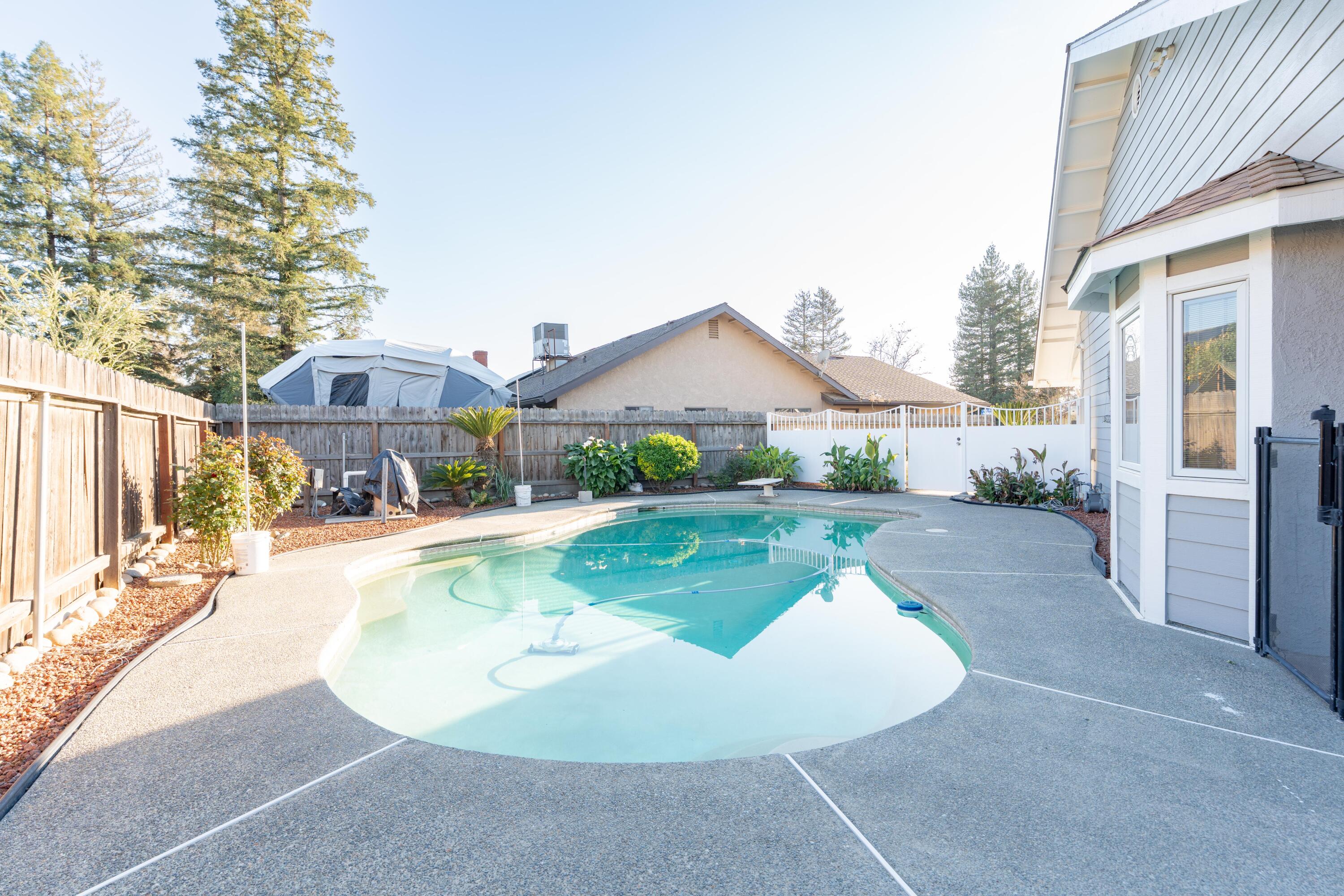 2054 Irving Cir, Tulare, CA 93274