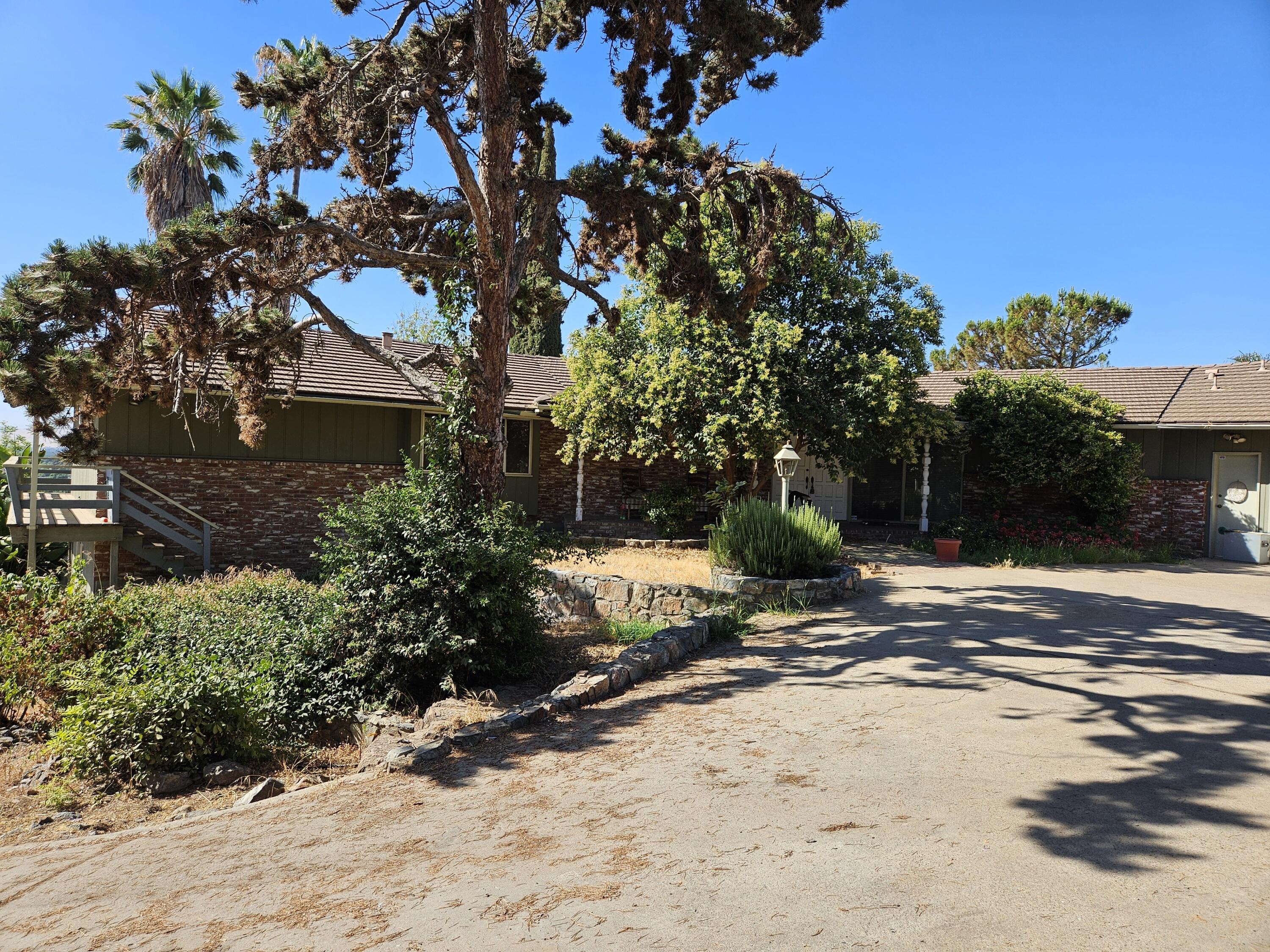 1431 Hillcrest Dr, Lindsay, CA 93247