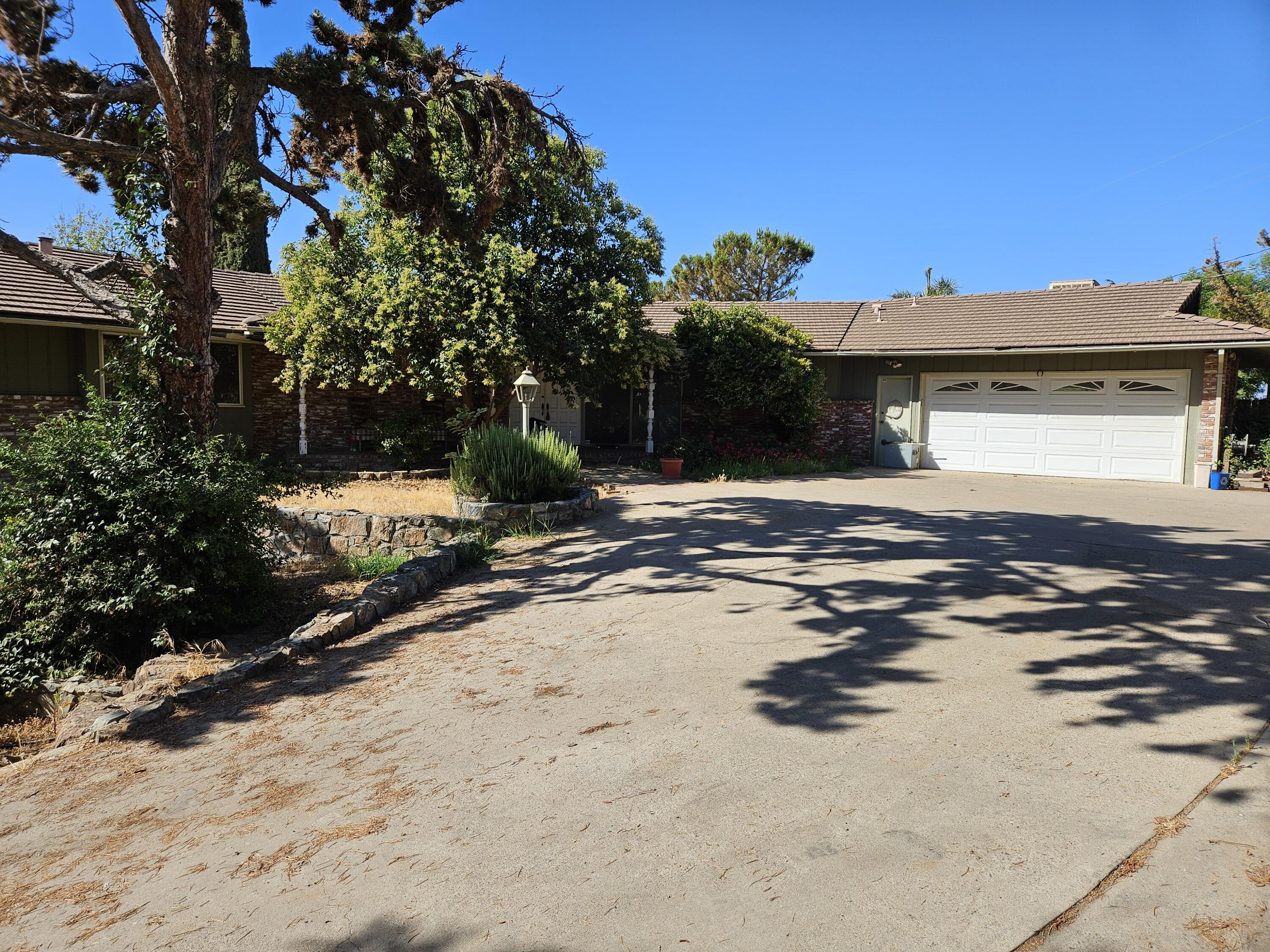 1431 Hillcrest Dr, Lindsay, CA 93247
