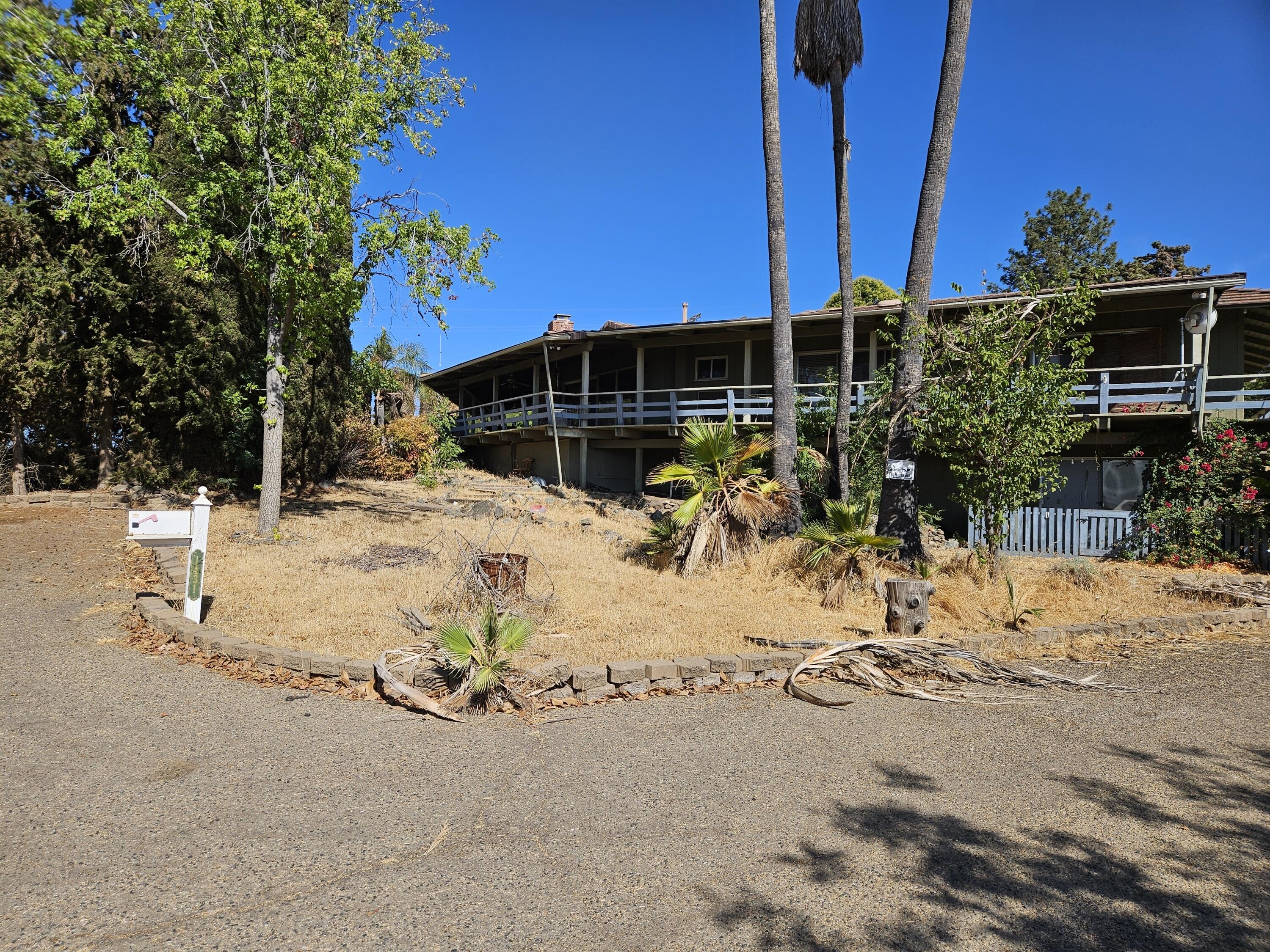 1431 Hillcrest Dr, Lindsay, CA 93247