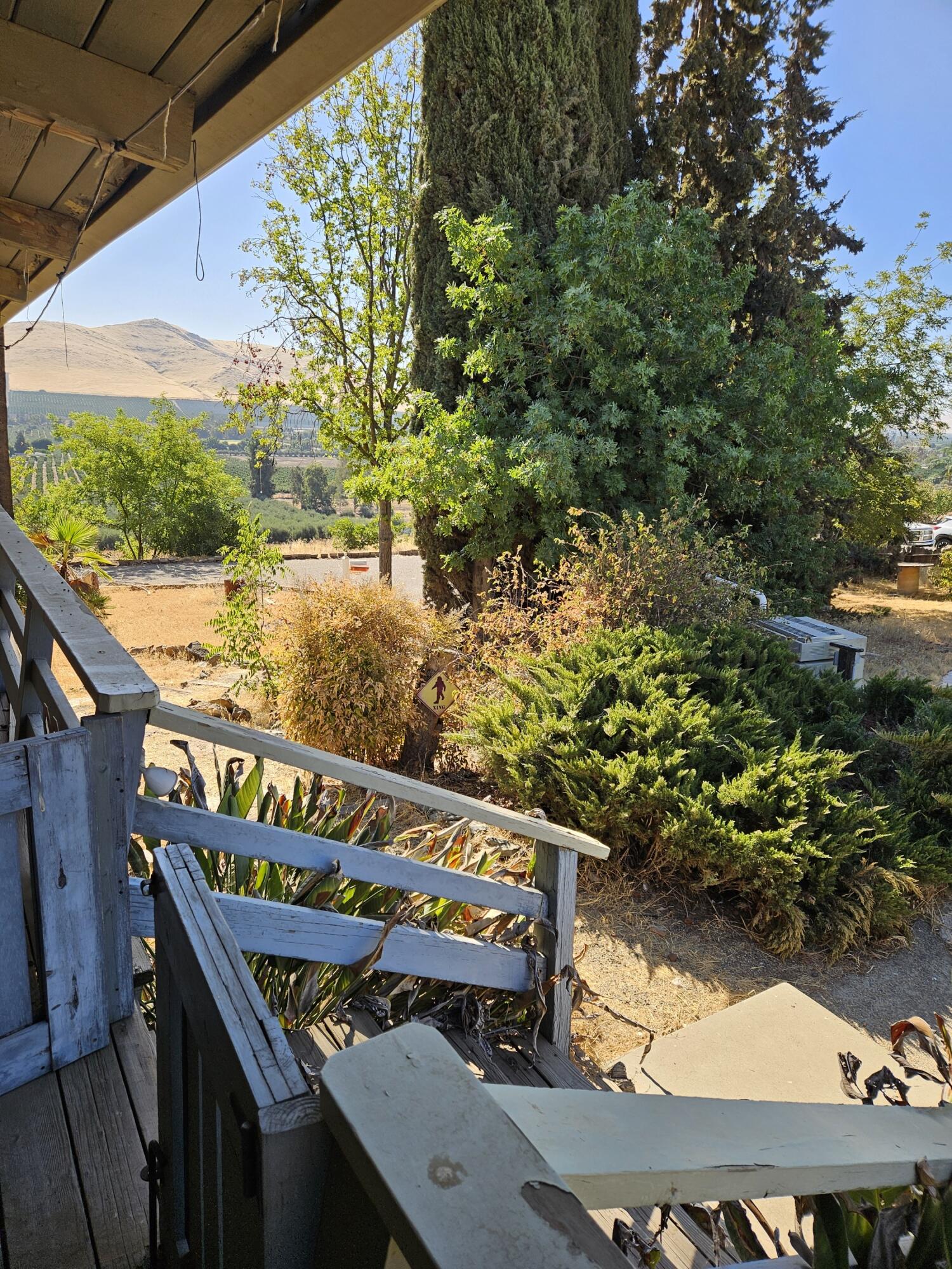 1431 Hillcrest Dr, Lindsay, CA 93247