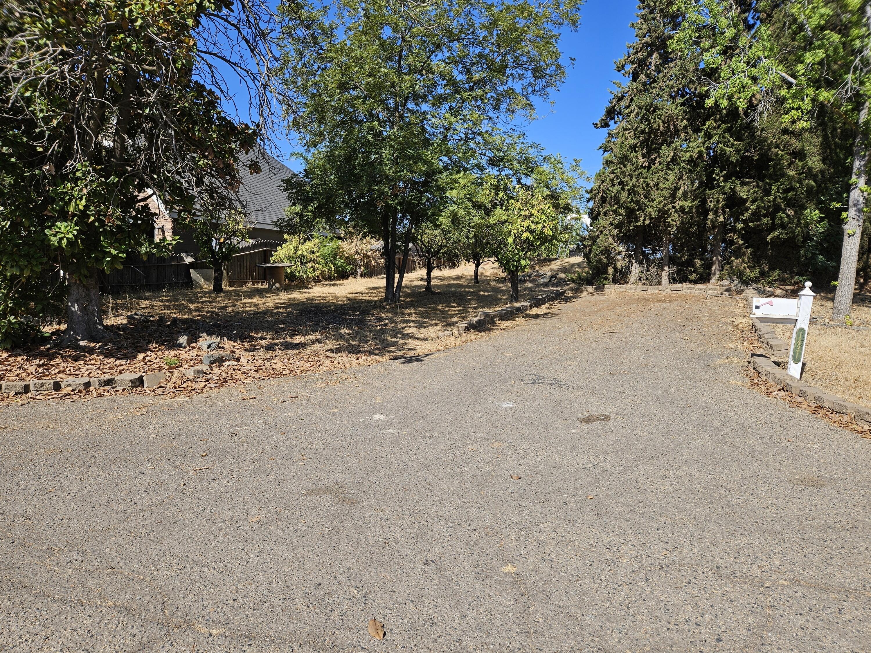 1431 Hillcrest Dr, Lindsay, CA 93247