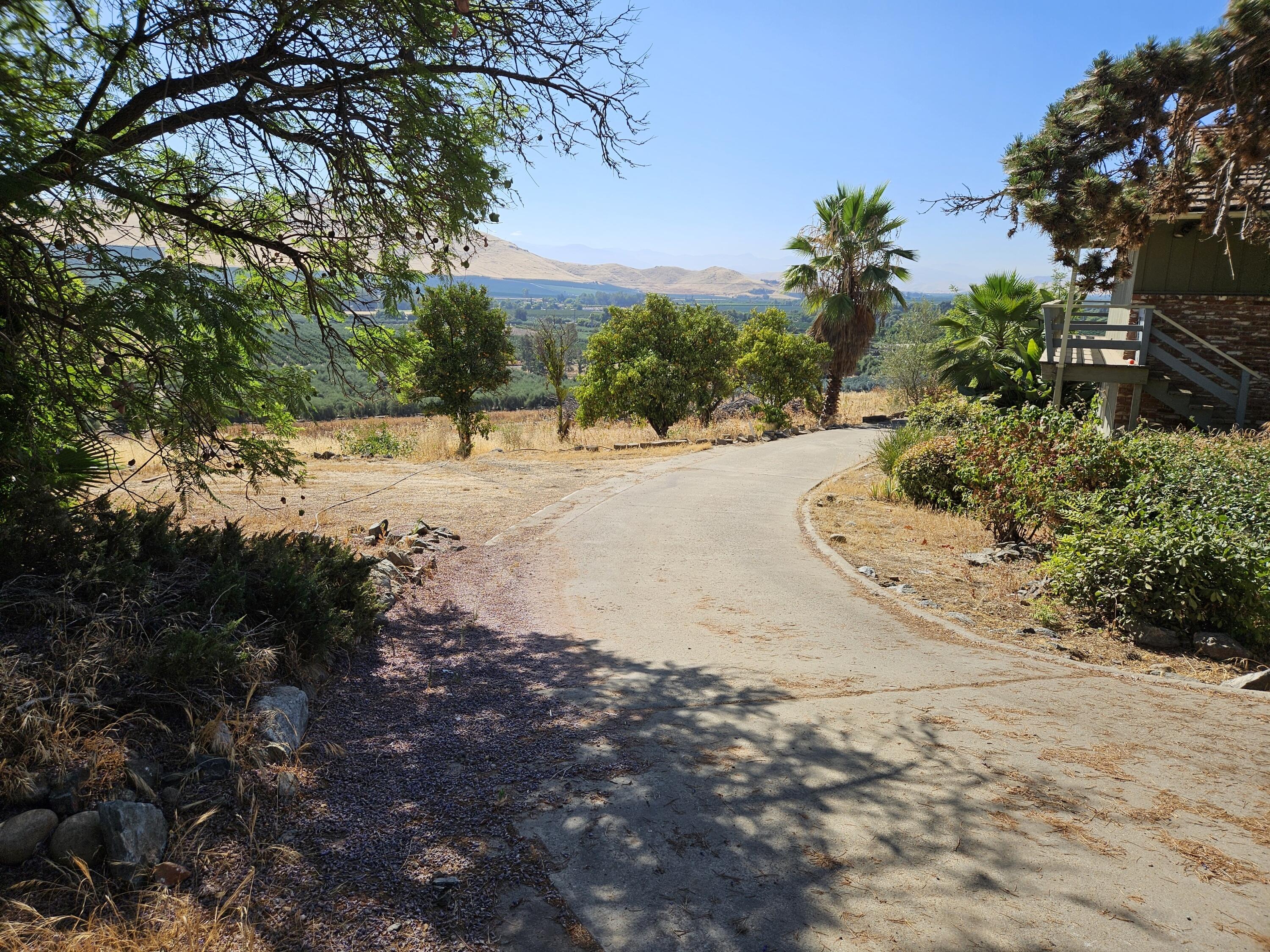 1431 Hillcrest Dr, Lindsay, CA 93247