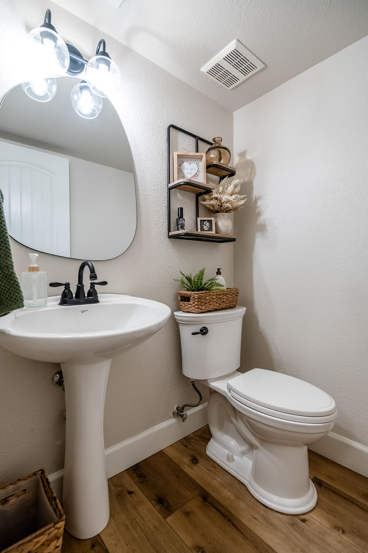 3243 W Sedona Ave, Visalia, CA 93291