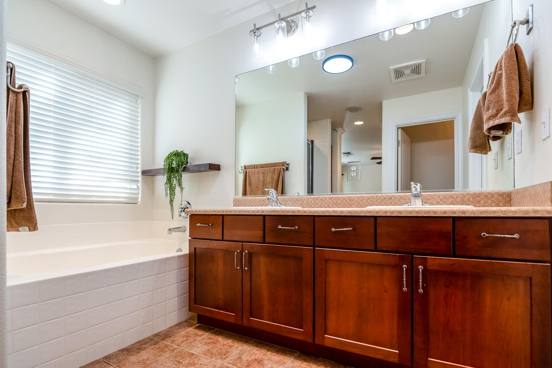 3243 W Sedona Ave, Visalia, CA 93291