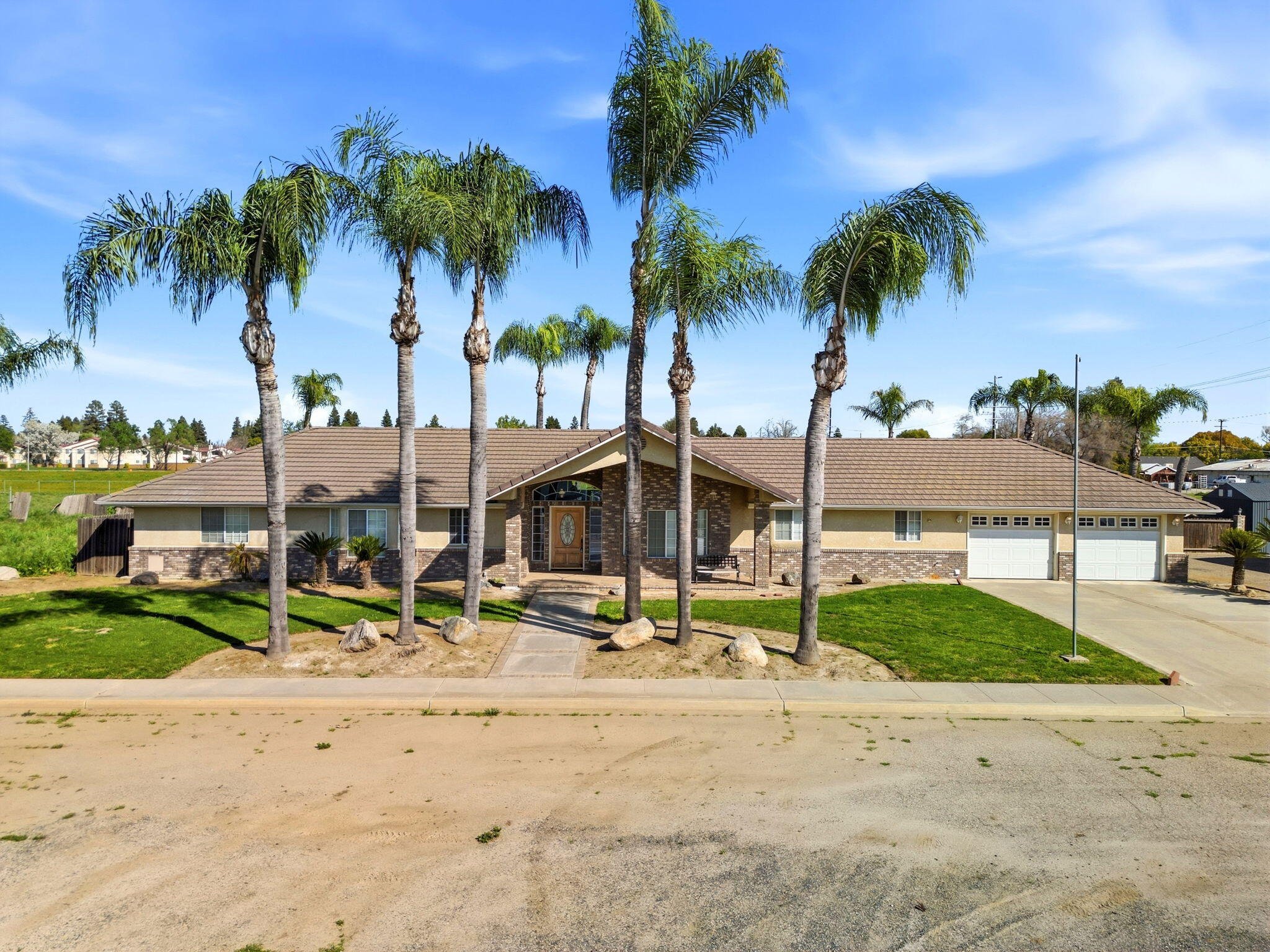 2702 E Goshen Ave, Visalia, CA 93292