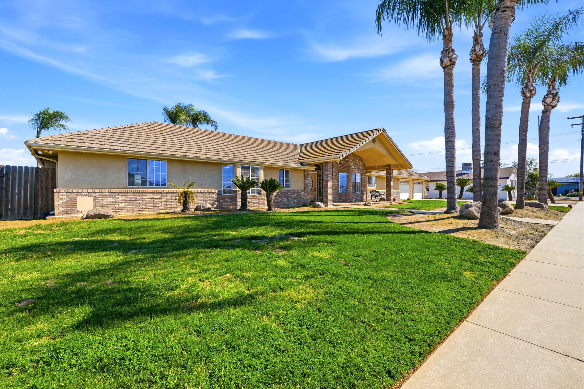 2702 E Goshen Ave, Visalia, CA 93292