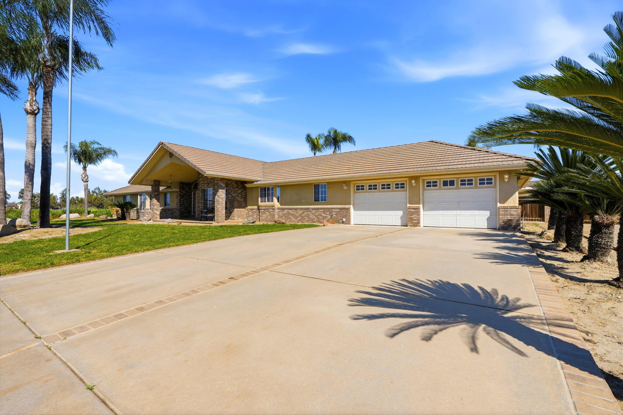 2702 E Goshen Ave, Visalia, CA 93292