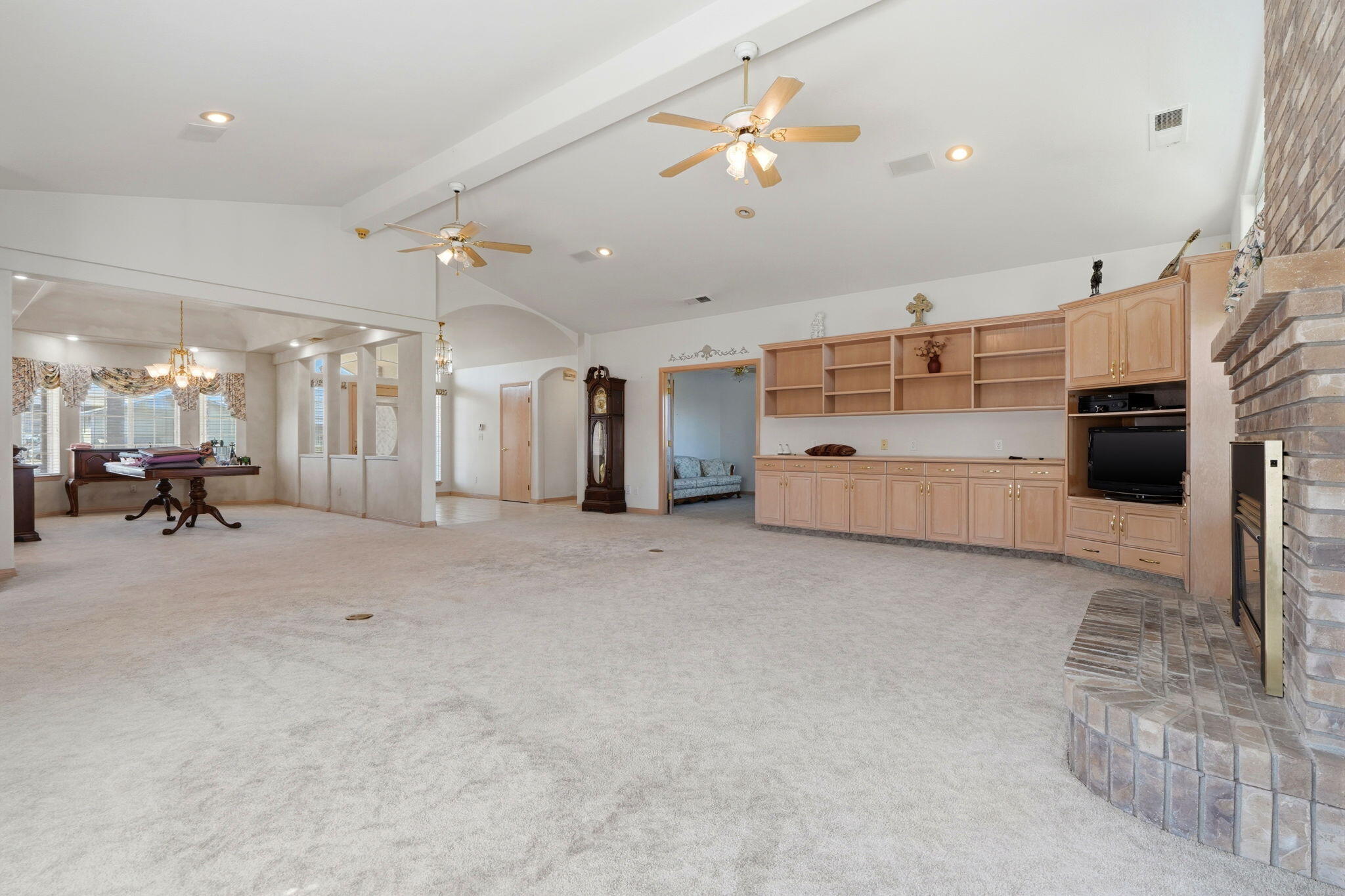 2702 E Goshen Ave, Visalia, CA 93292