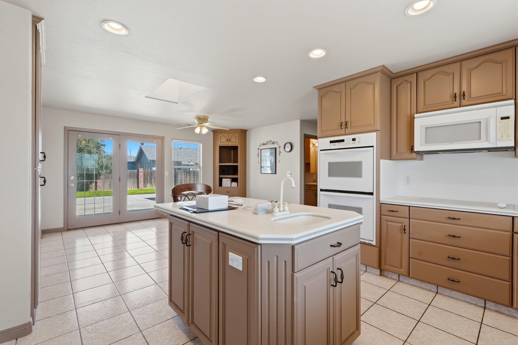 2702 E Goshen Ave, Visalia, CA 93292