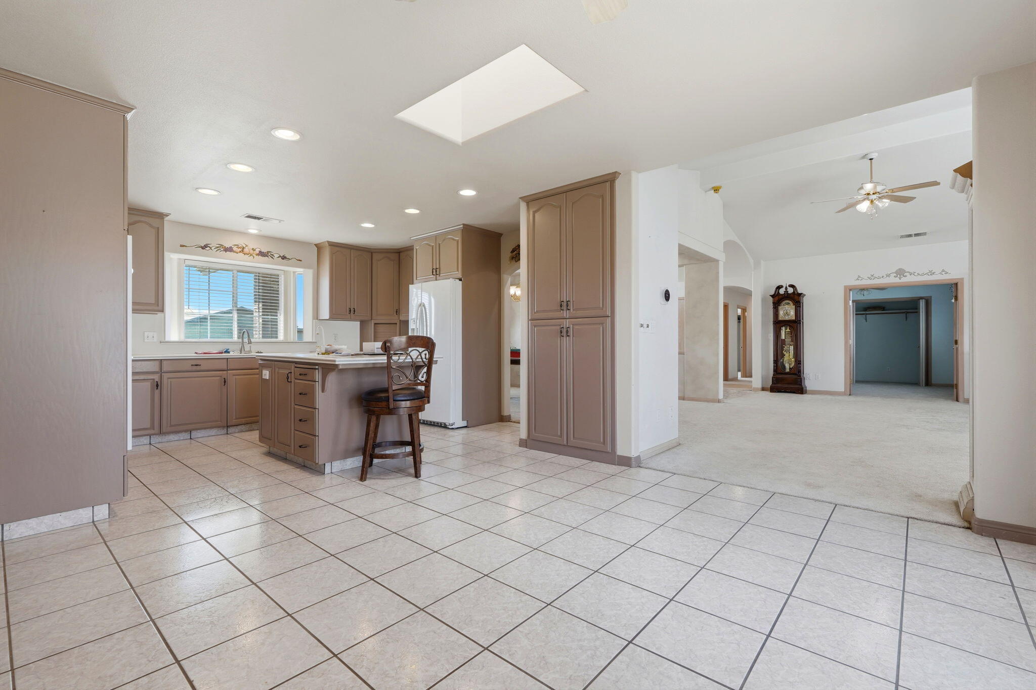 2702 E Goshen Ave, Visalia, CA 93292