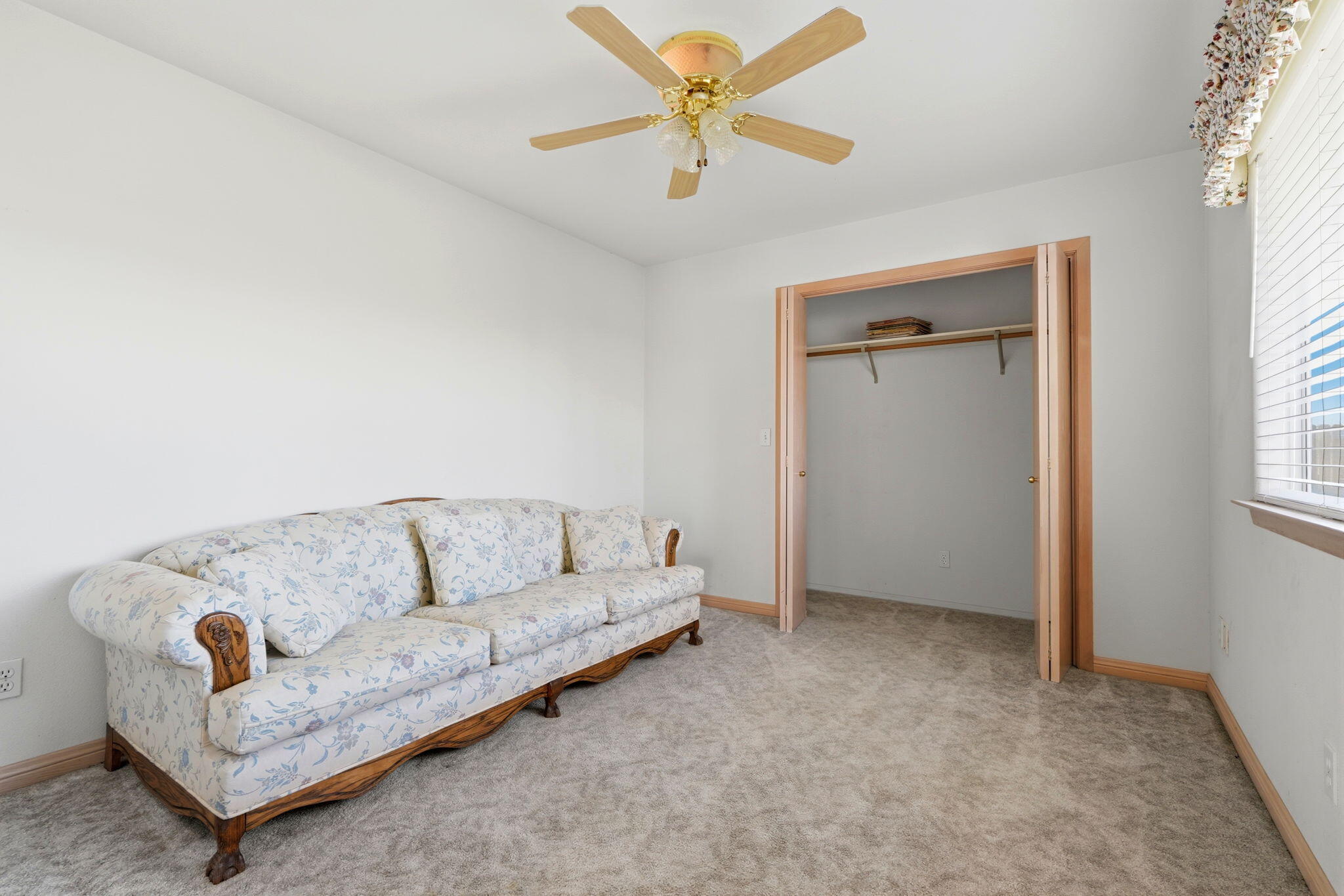 2702 E Goshen Ave, Visalia, CA 93292