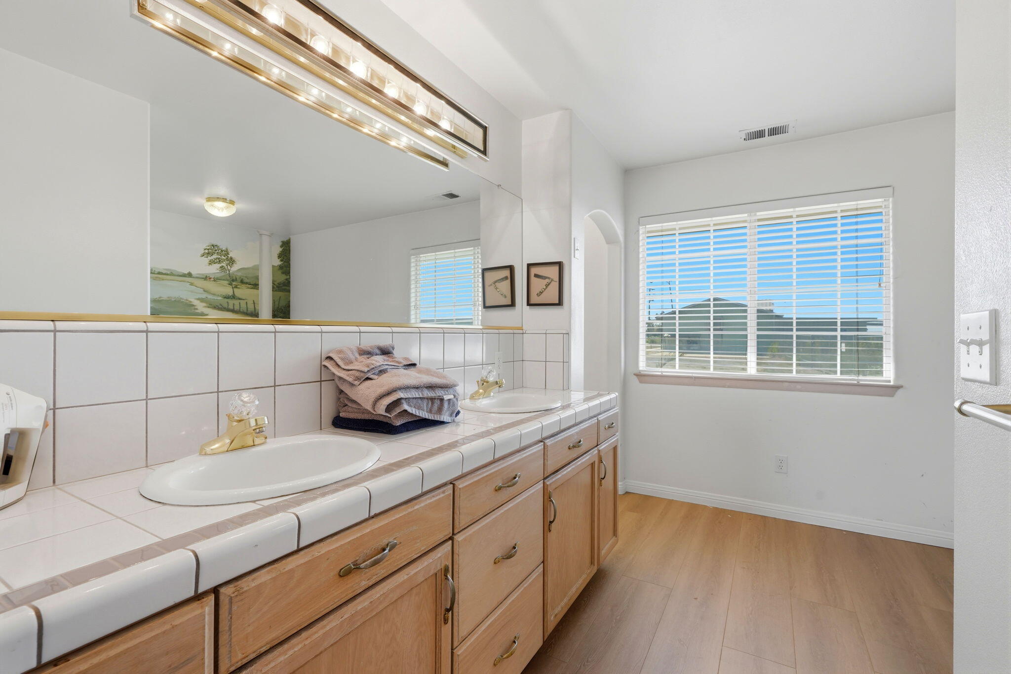 2702 E Goshen Ave, Visalia, CA 93292