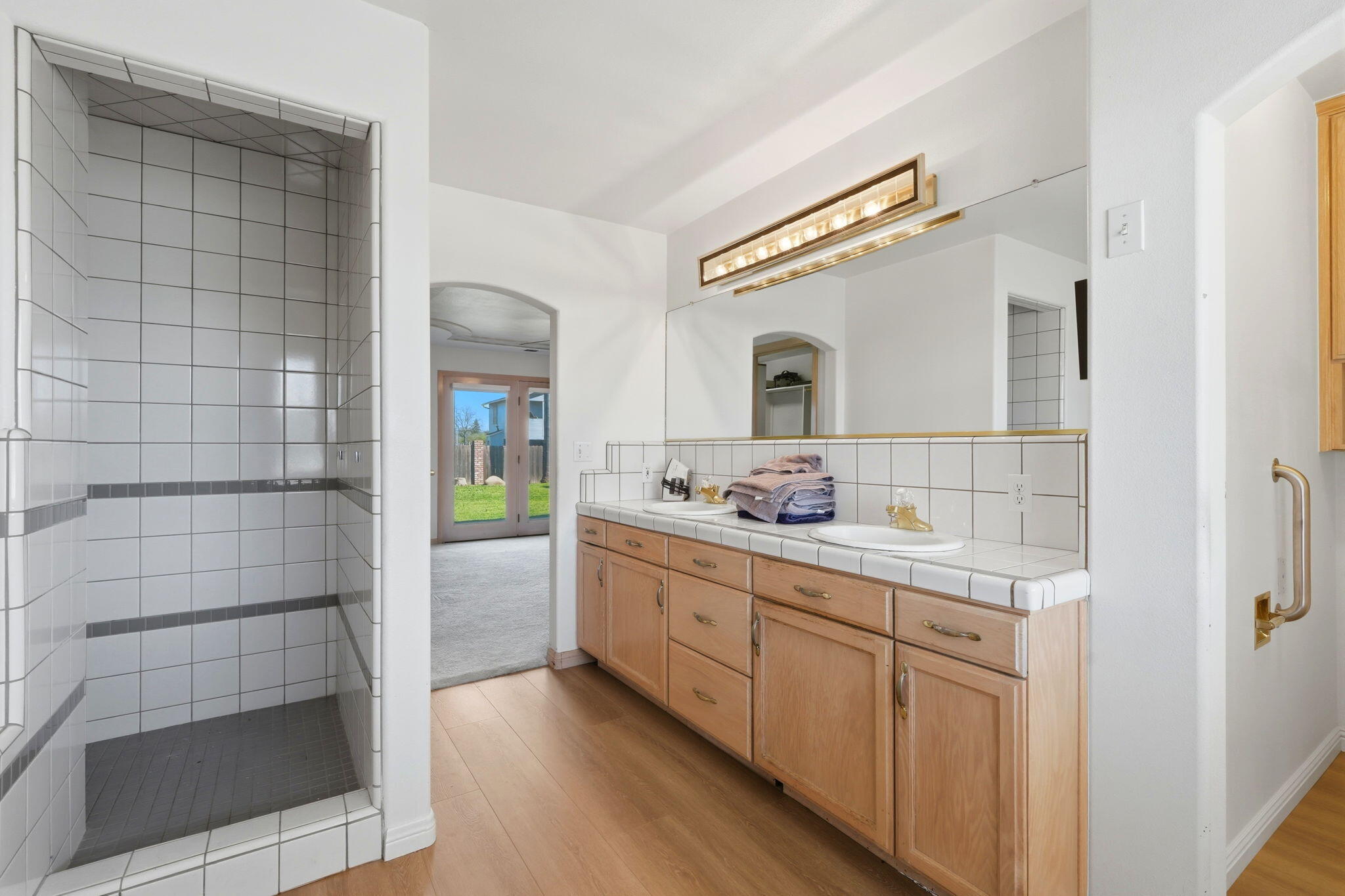 2702 E Goshen Ave, Visalia, CA 93292