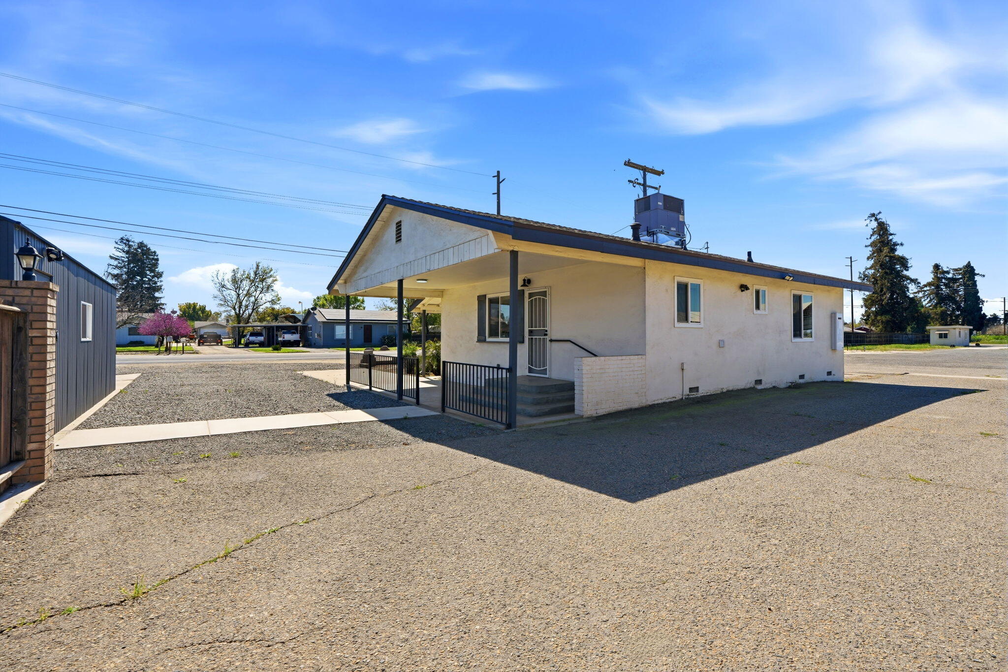 2702 E Goshen Ave, Visalia, CA 93292