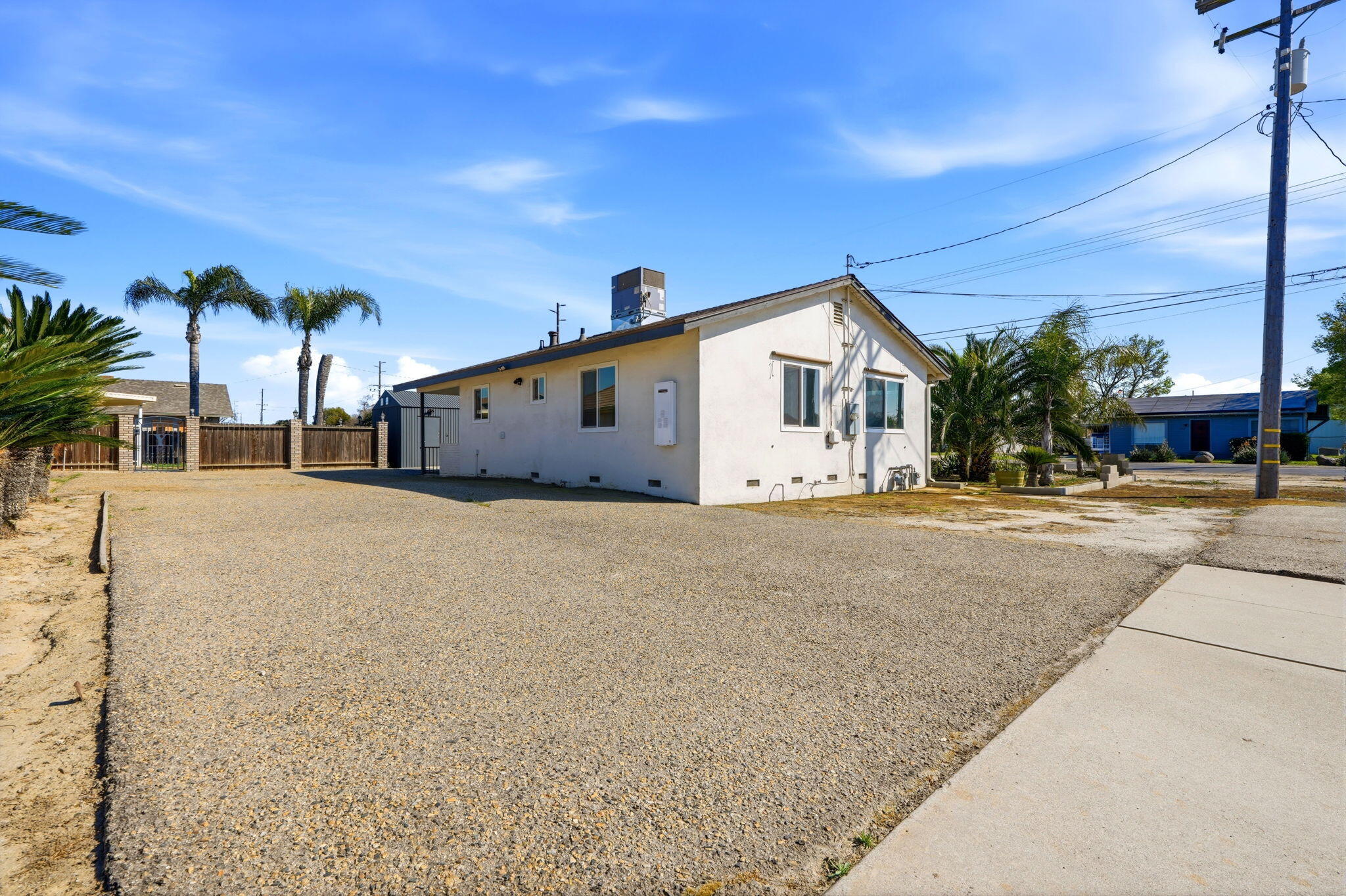 2702 E Goshen Ave, Visalia, CA 93292
