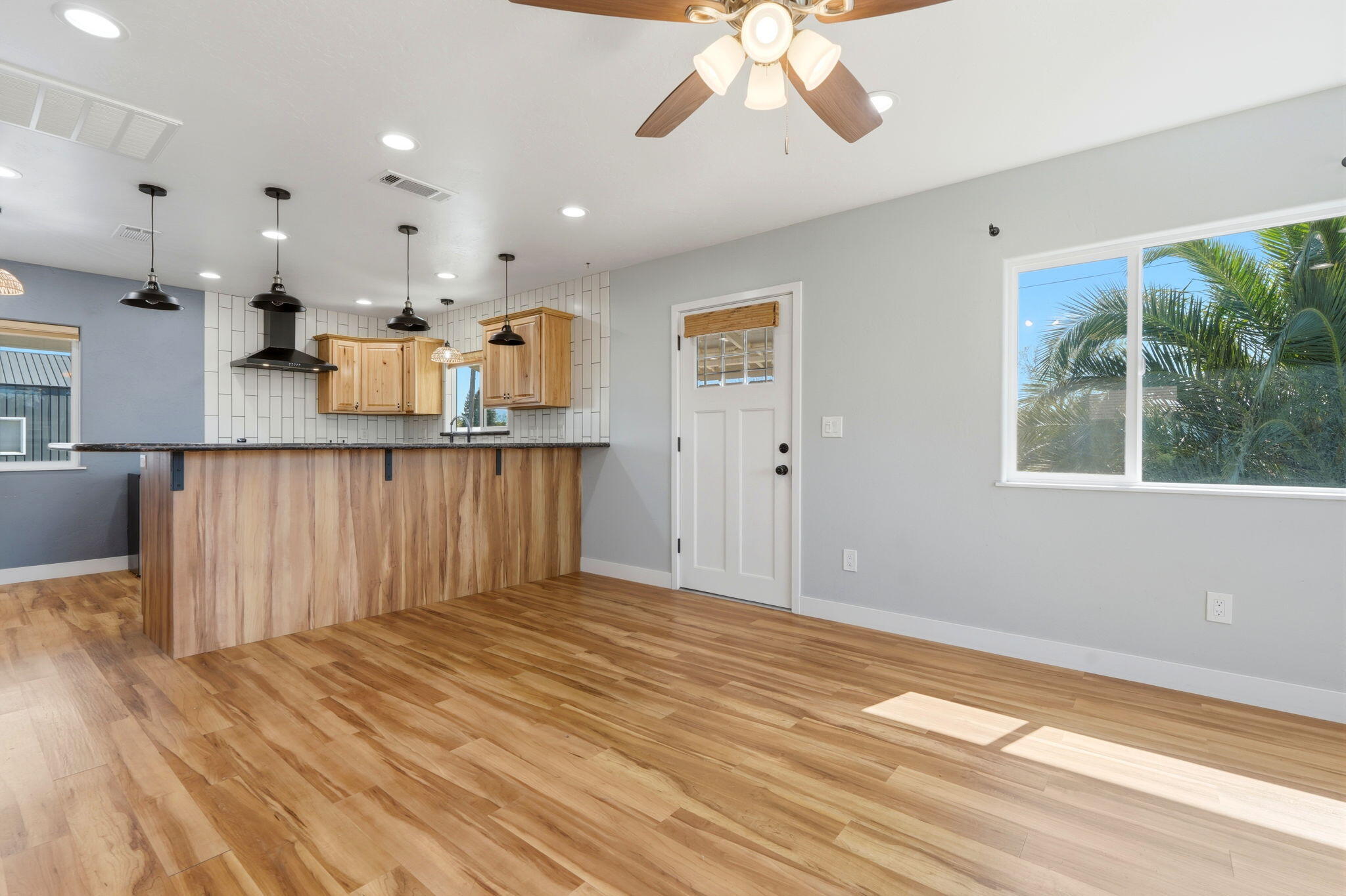 2702 E Goshen Ave, Visalia, CA 93292