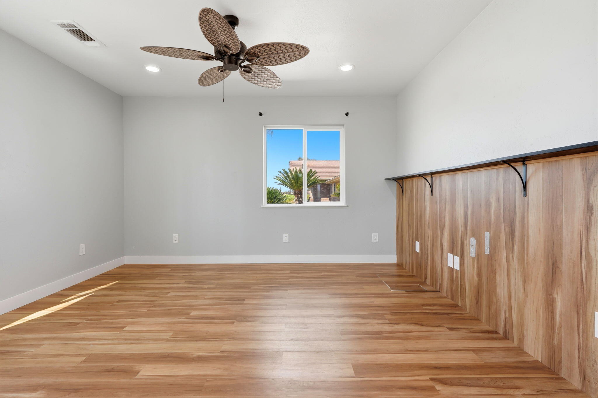 2702 E Goshen Ave, Visalia, CA 93292