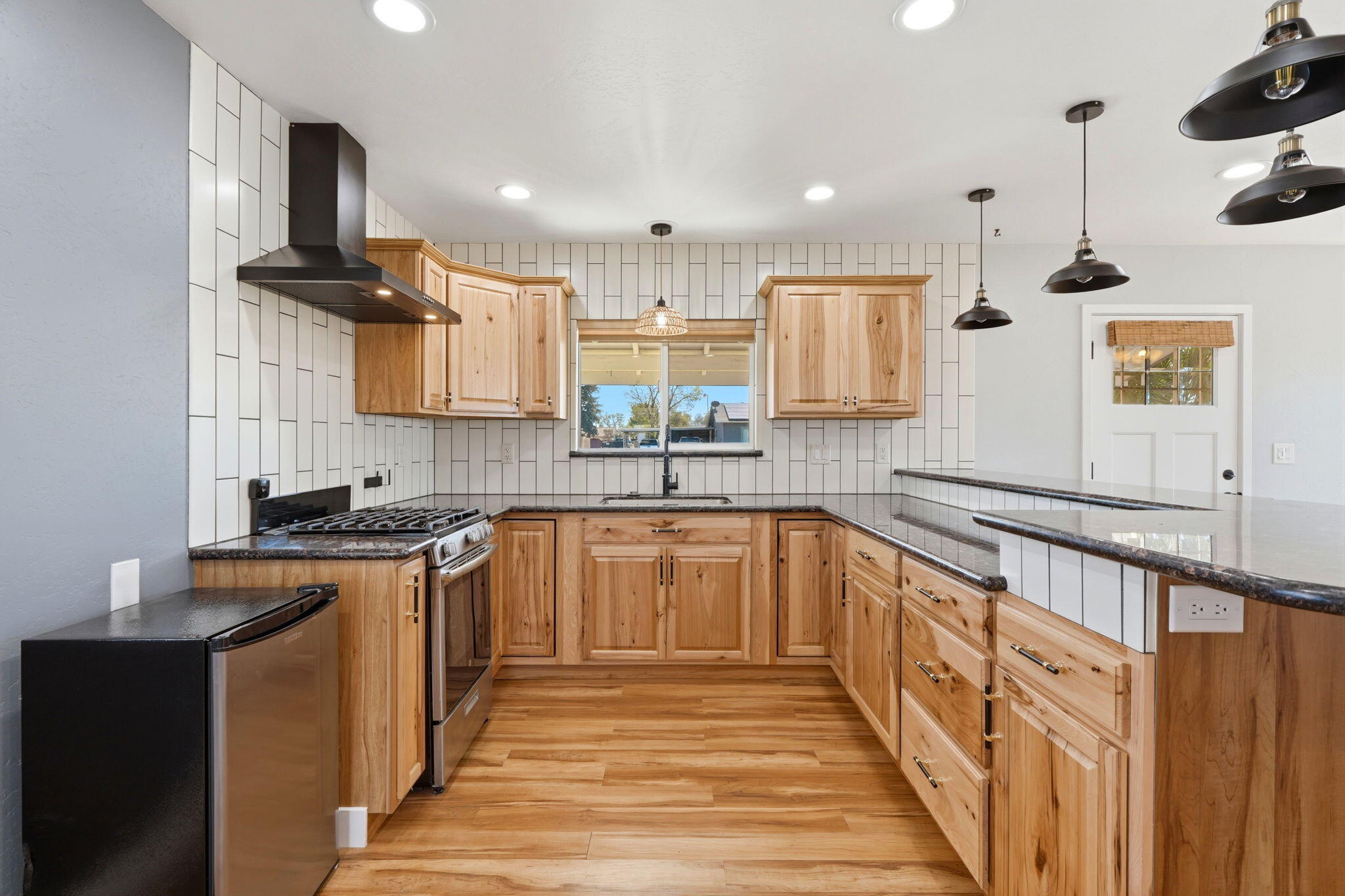 2702 E Goshen Ave, Visalia, CA 93292