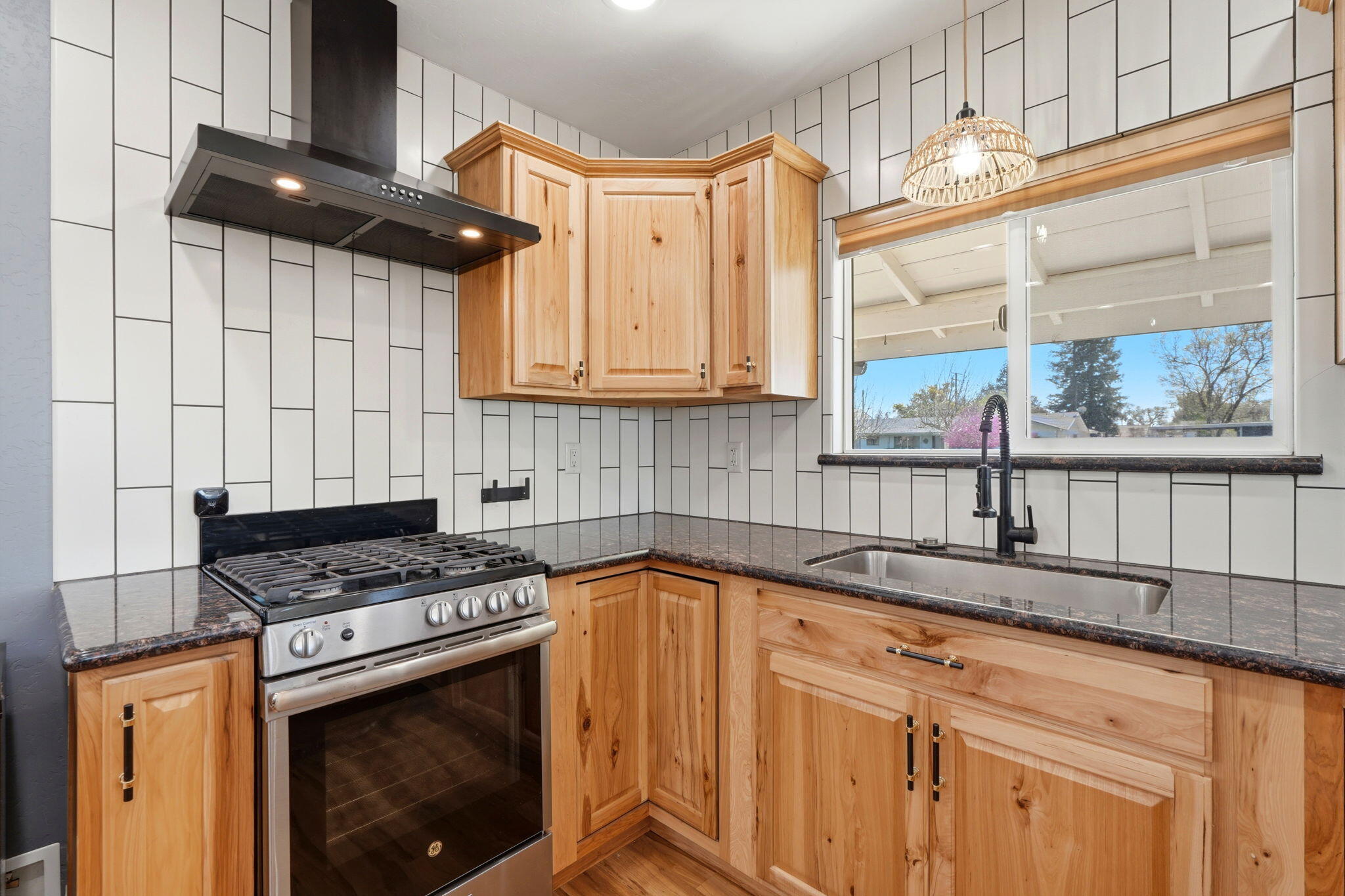 2702 E Goshen Ave, Visalia, CA 93292