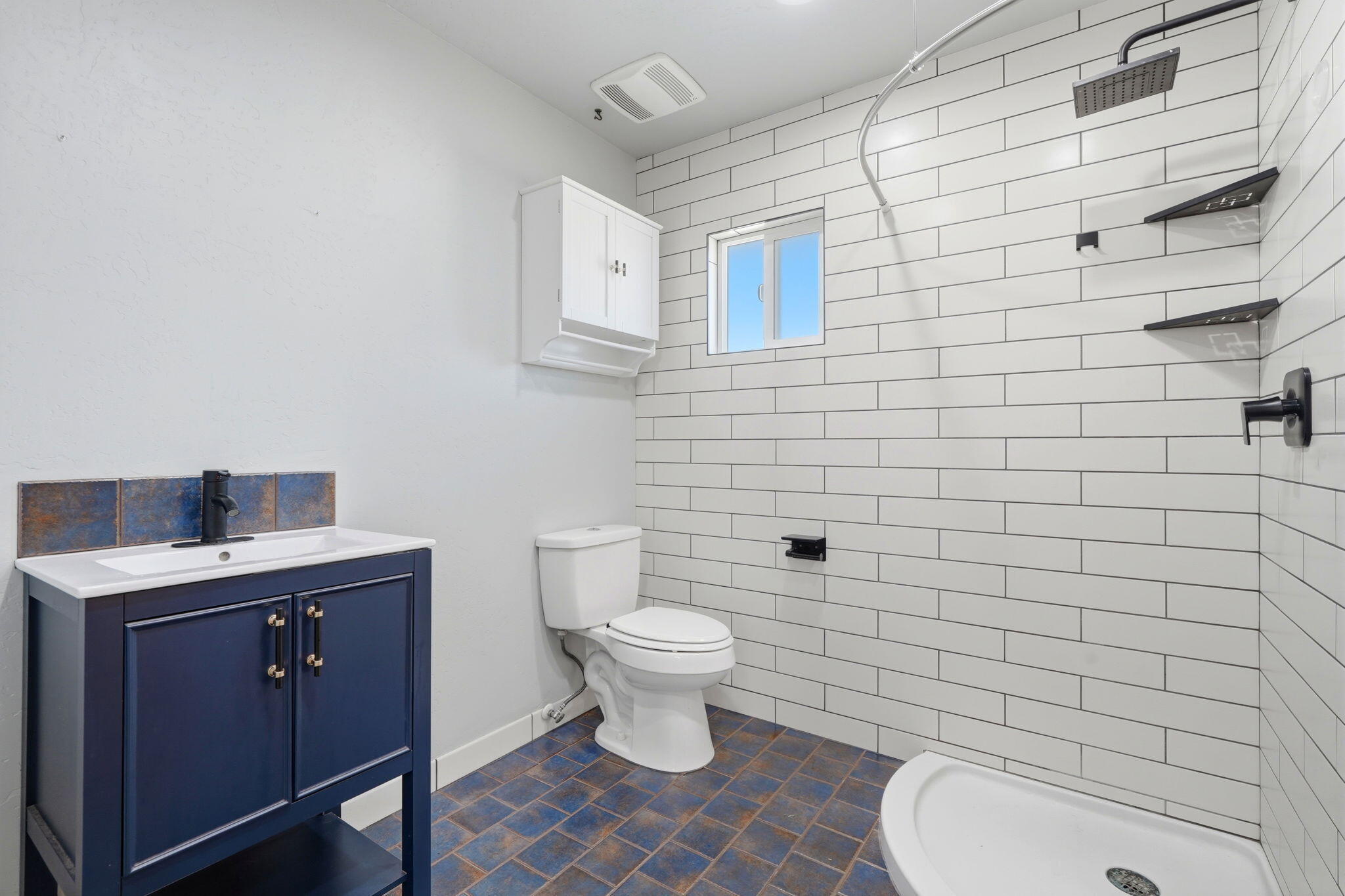 2702 E Goshen Ave, Visalia, CA 93292