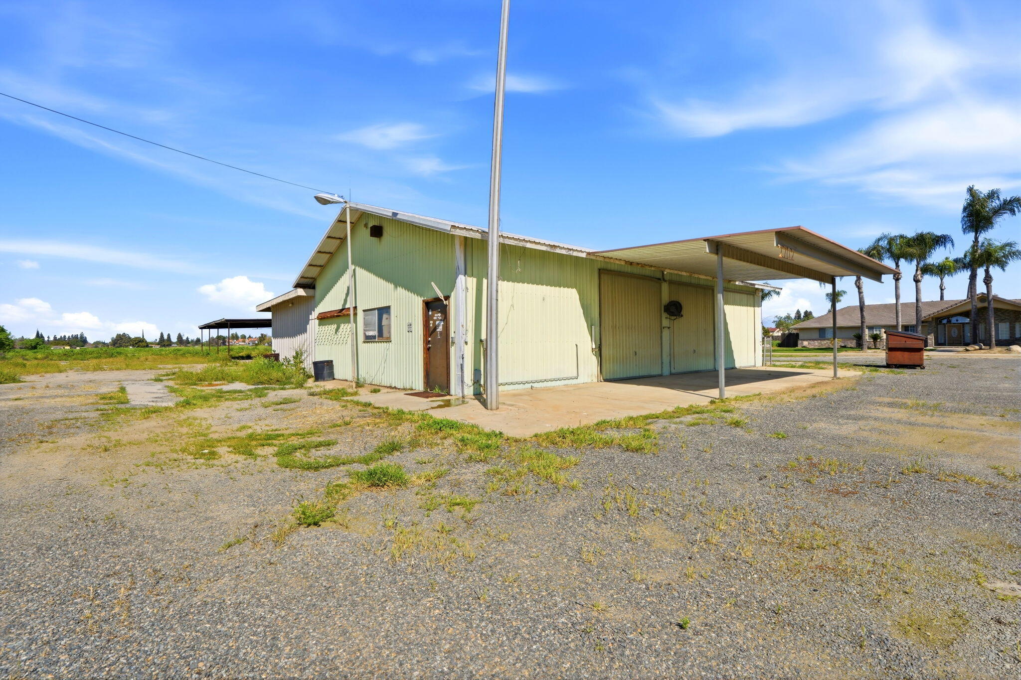 2702 E Goshen Ave, Visalia, CA 93292