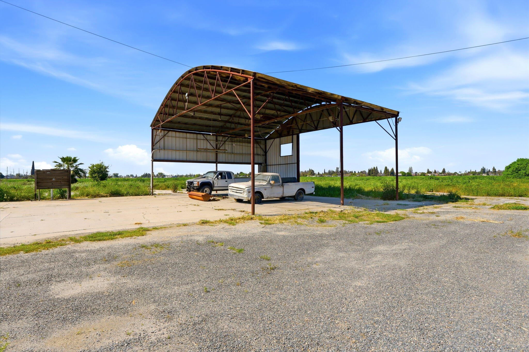 2702 E Goshen Ave, Visalia, CA 93292