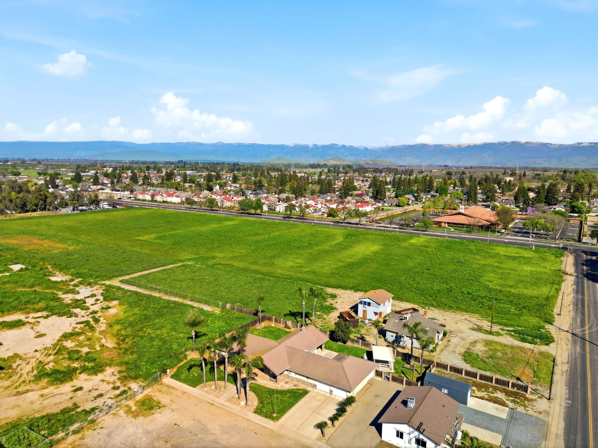 2702 E Goshen Ave, Visalia, CA 93292