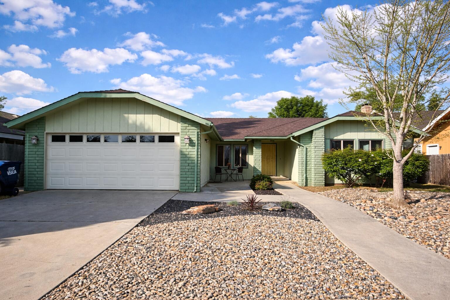 2020 E Four Creeks Ct, Visalia, CA 93292