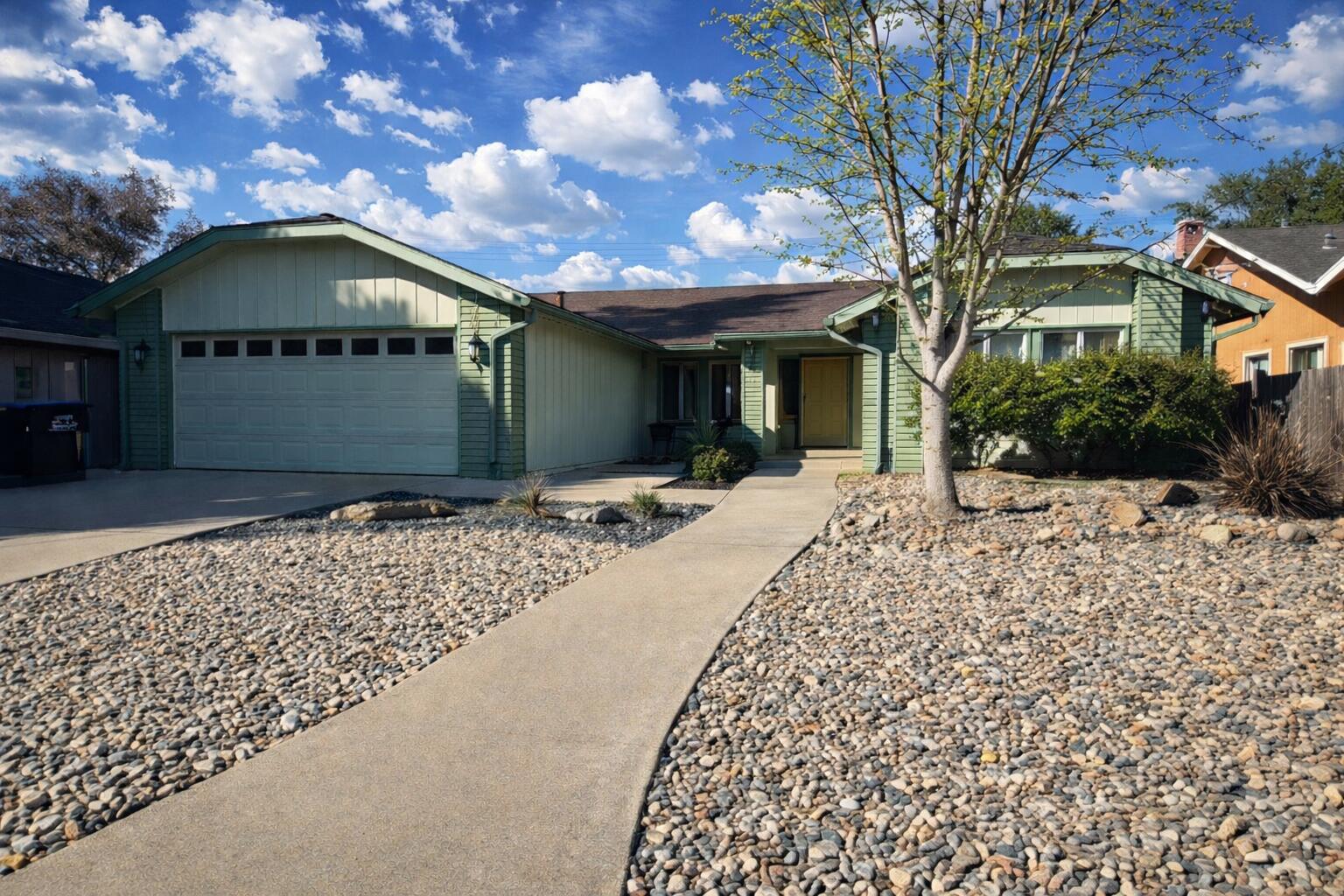 2020 E Four Creeks Ct, Visalia, CA 93292