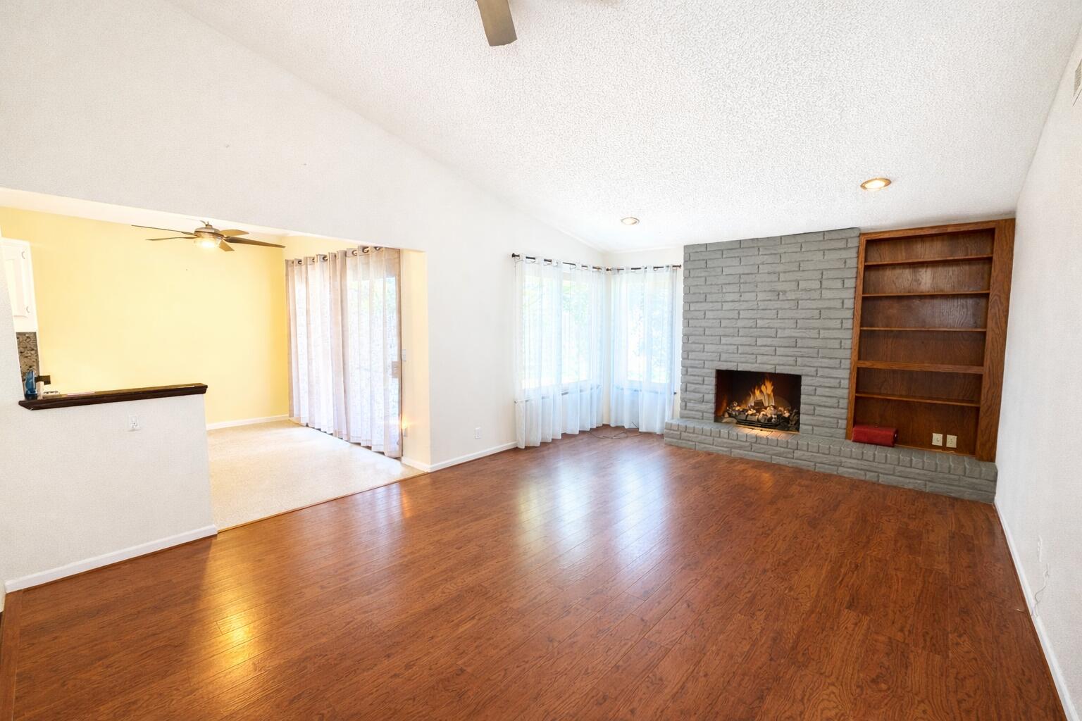 2020 E Four Creeks Ct, Visalia, CA 93292