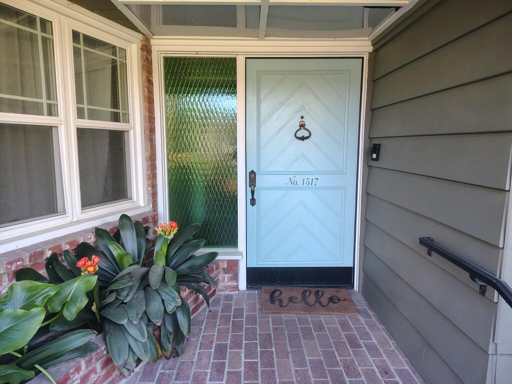 1517 W Kaweah Ave, Visalia, CA 93277