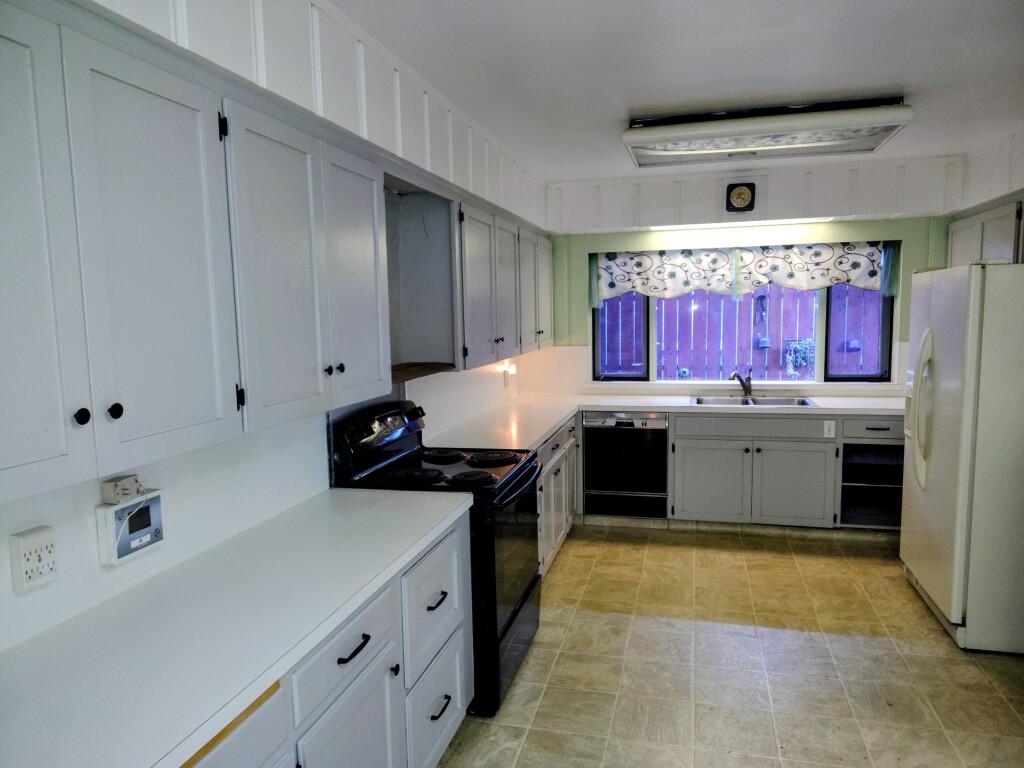 1517 W Kaweah Ave, Visalia, CA 93277