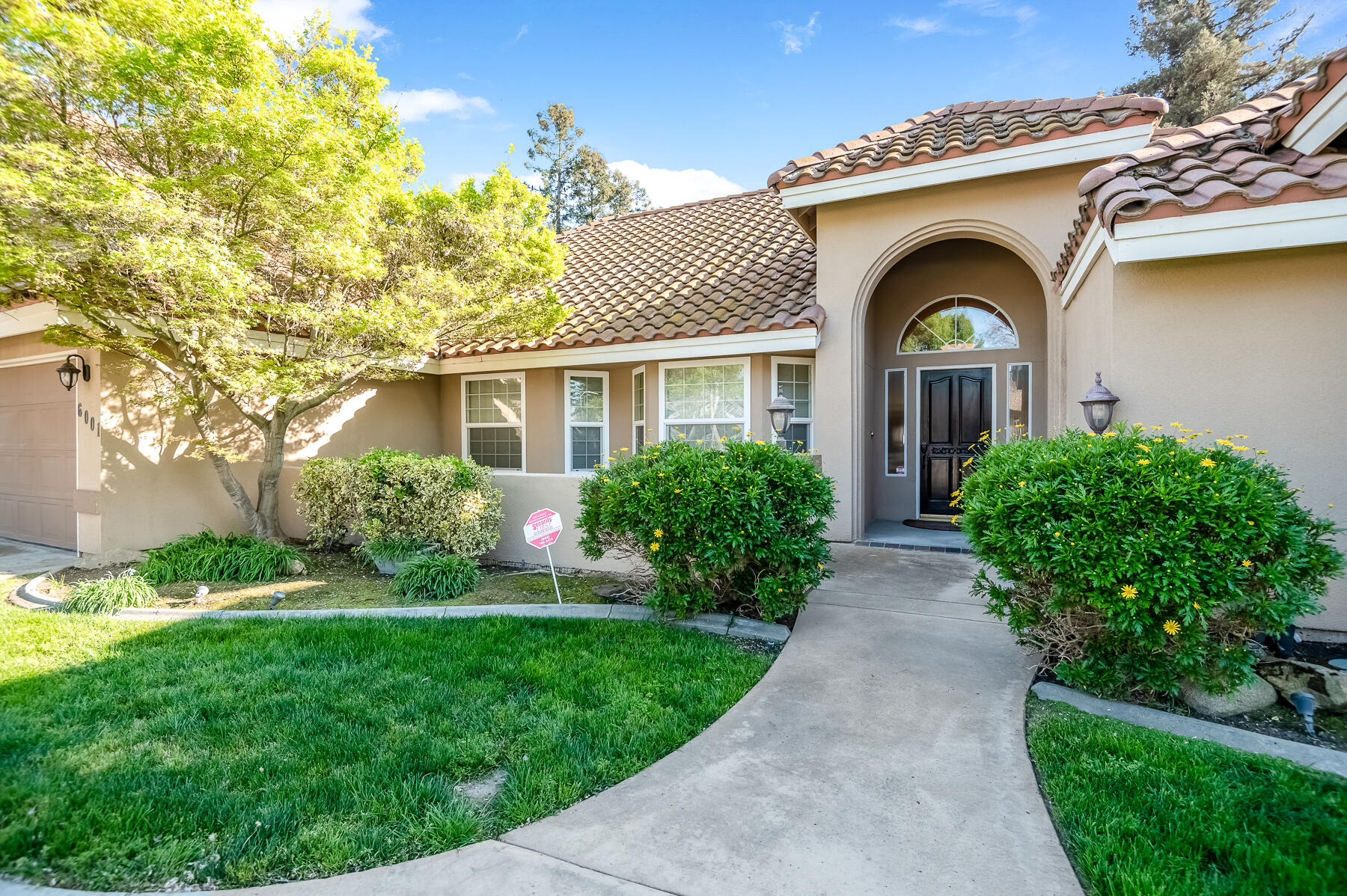 6001 W Mary Ct, Visalia, CA 93277